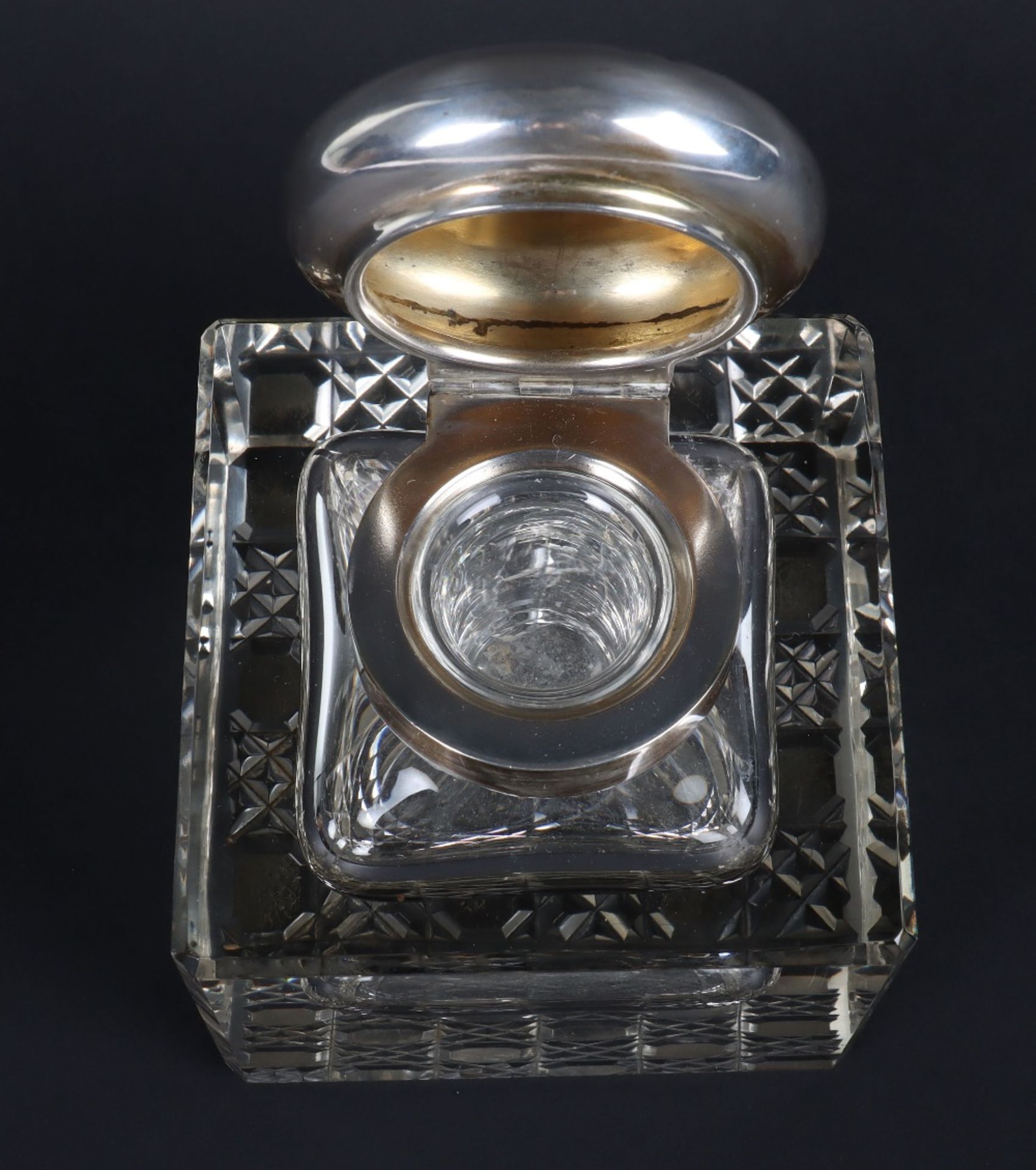 An early 20th century large silver and glass inkwell, London 1924 - Image 4 of 7