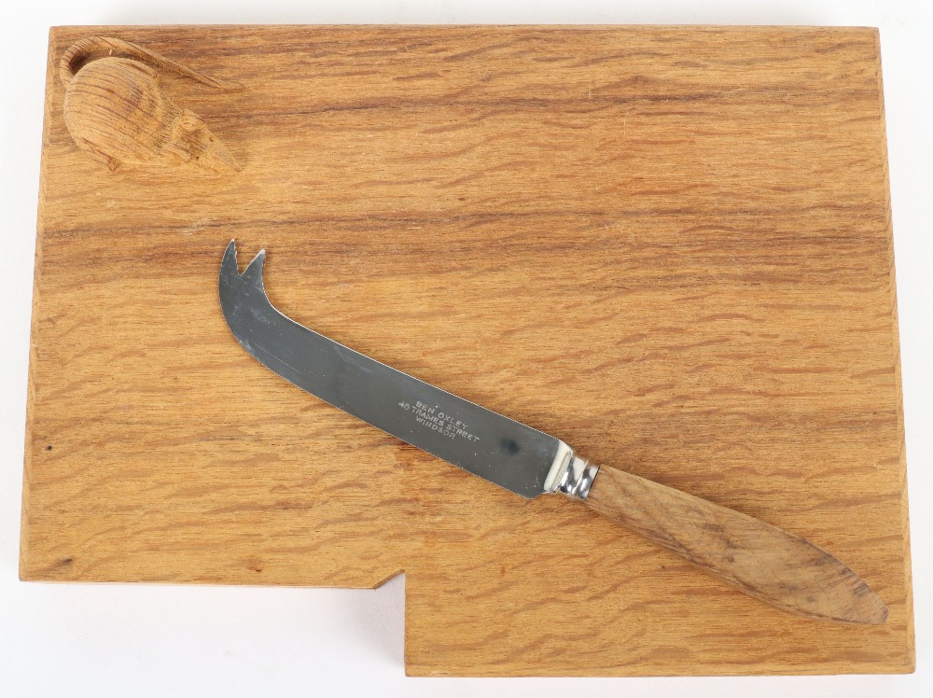 A Ben Oxley Mouse cheeseboard, with knife - Image 3 of 4