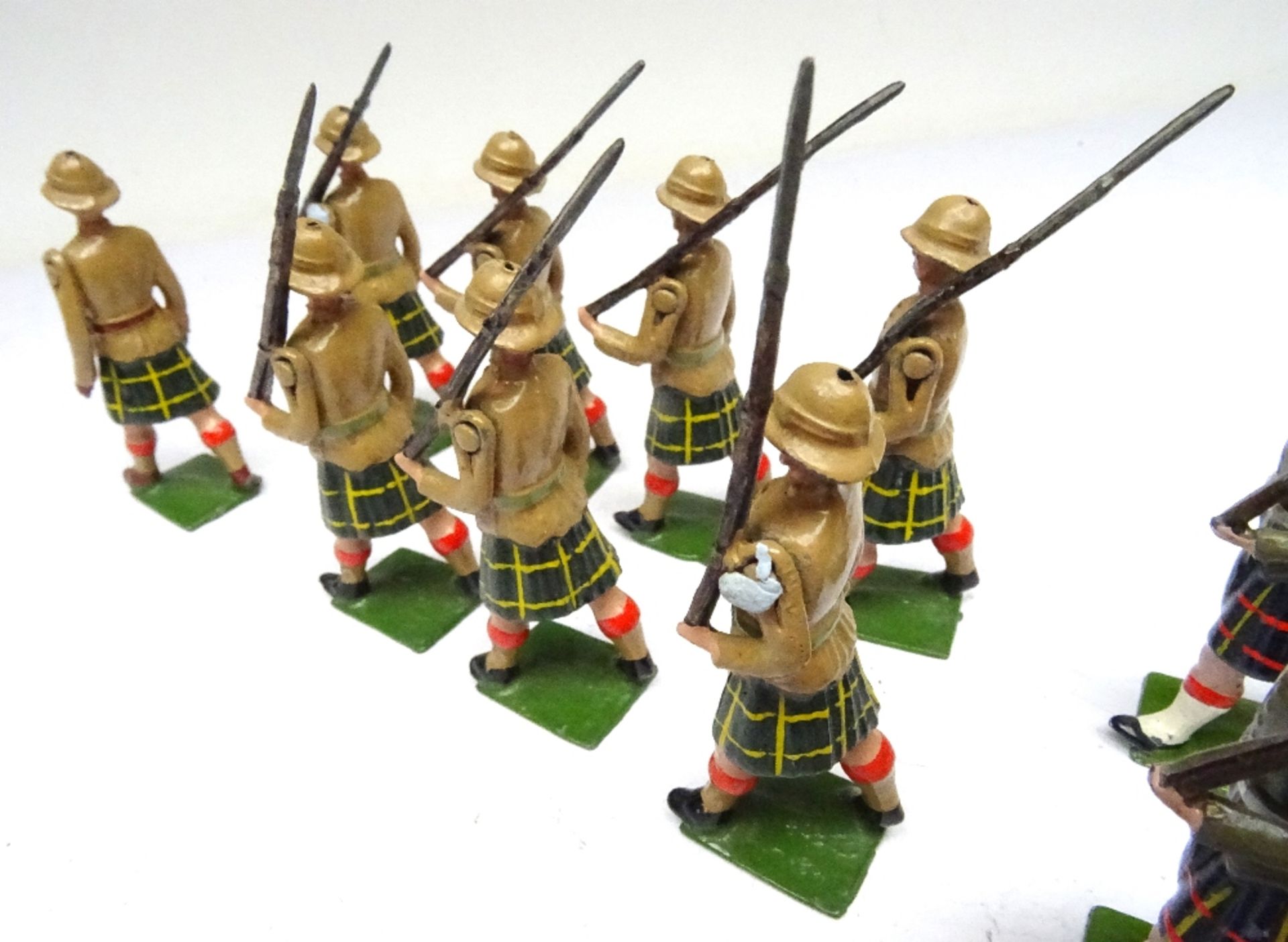 Britains set 114, Cameron Highlanders in service dress - Image 7 of 9