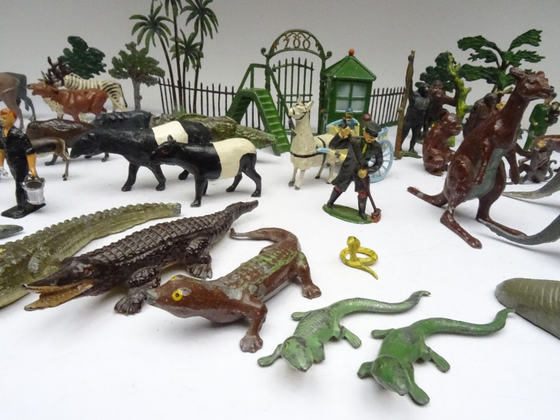 Britains and other Small Zoo Animals, Keepers and Accessories - Image 6 of 6