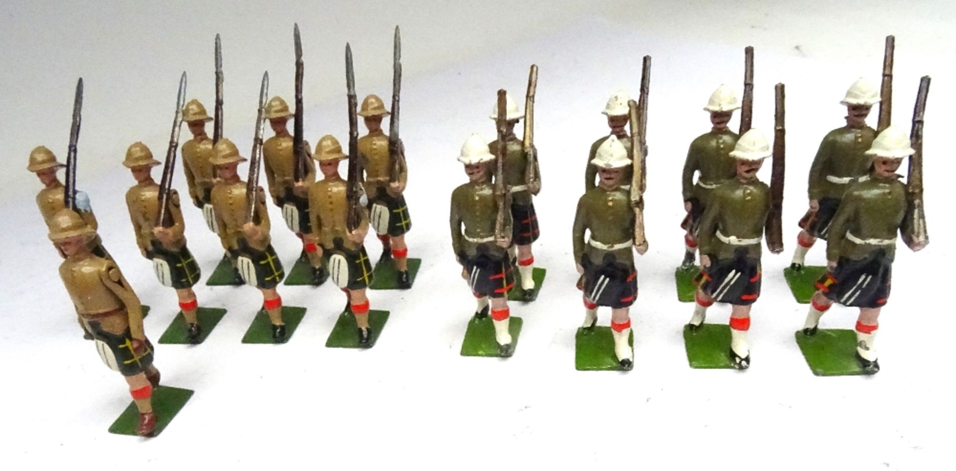 Britains set 114, Cameron Highlanders in service dress - Image 5 of 9