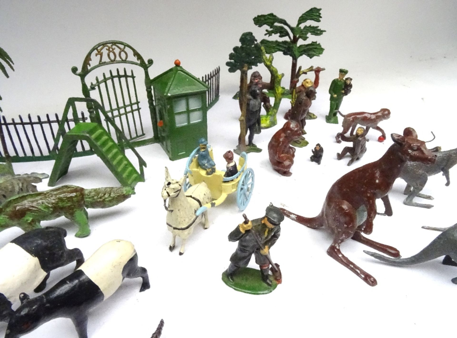 Britains and other Small Zoo Animals, Keepers and Accessories - Image 5 of 6