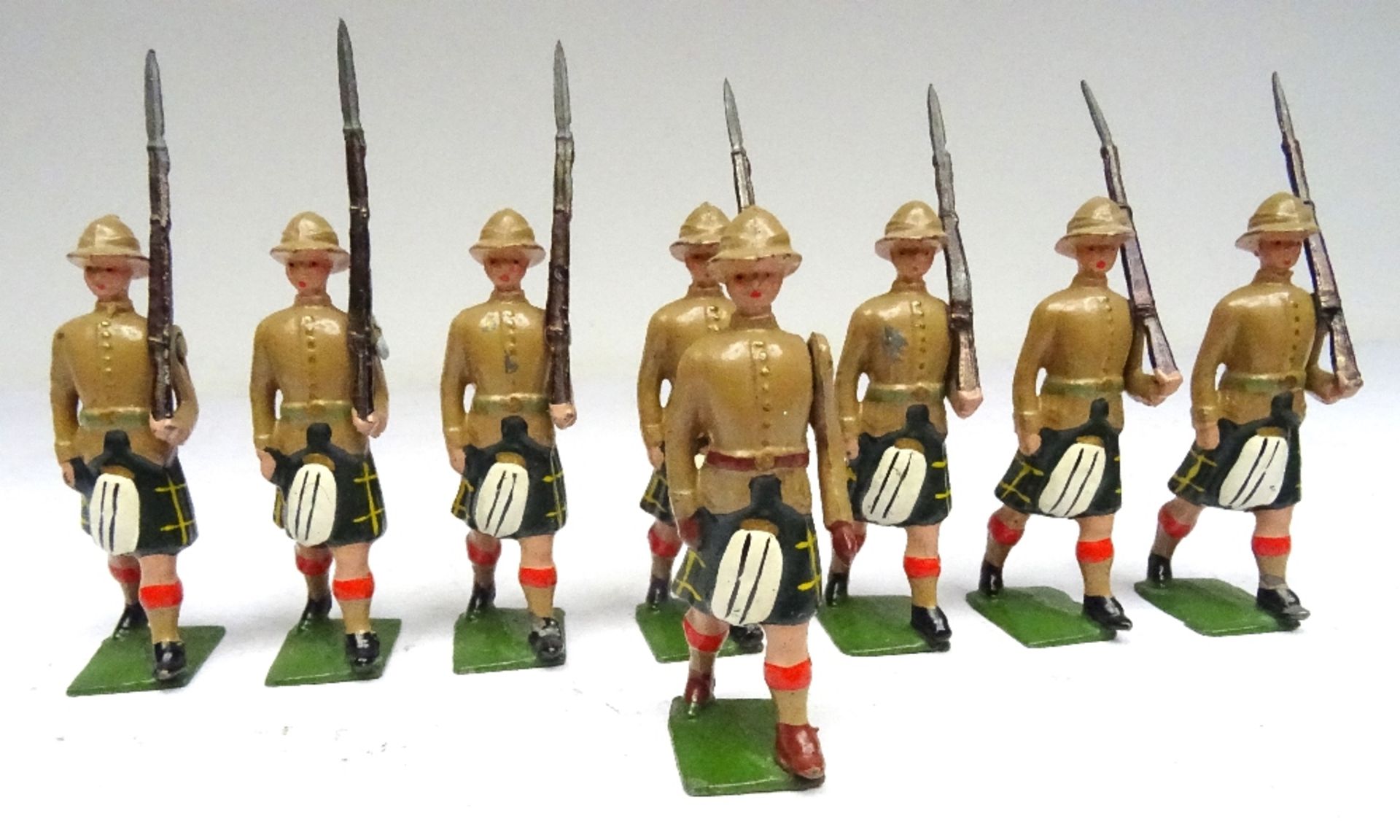 Britains set 114, Cameron Highlanders in service dress - Image 9 of 9