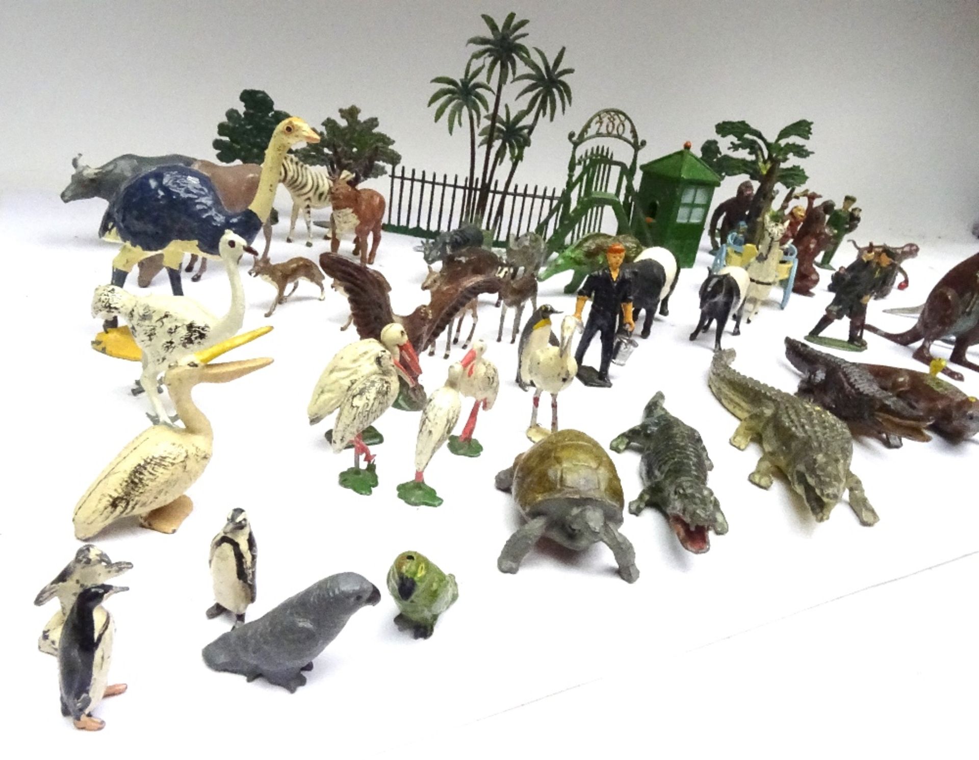 Britains and other Small Zoo Animals, Keepers and Accessories - Image 4 of 6