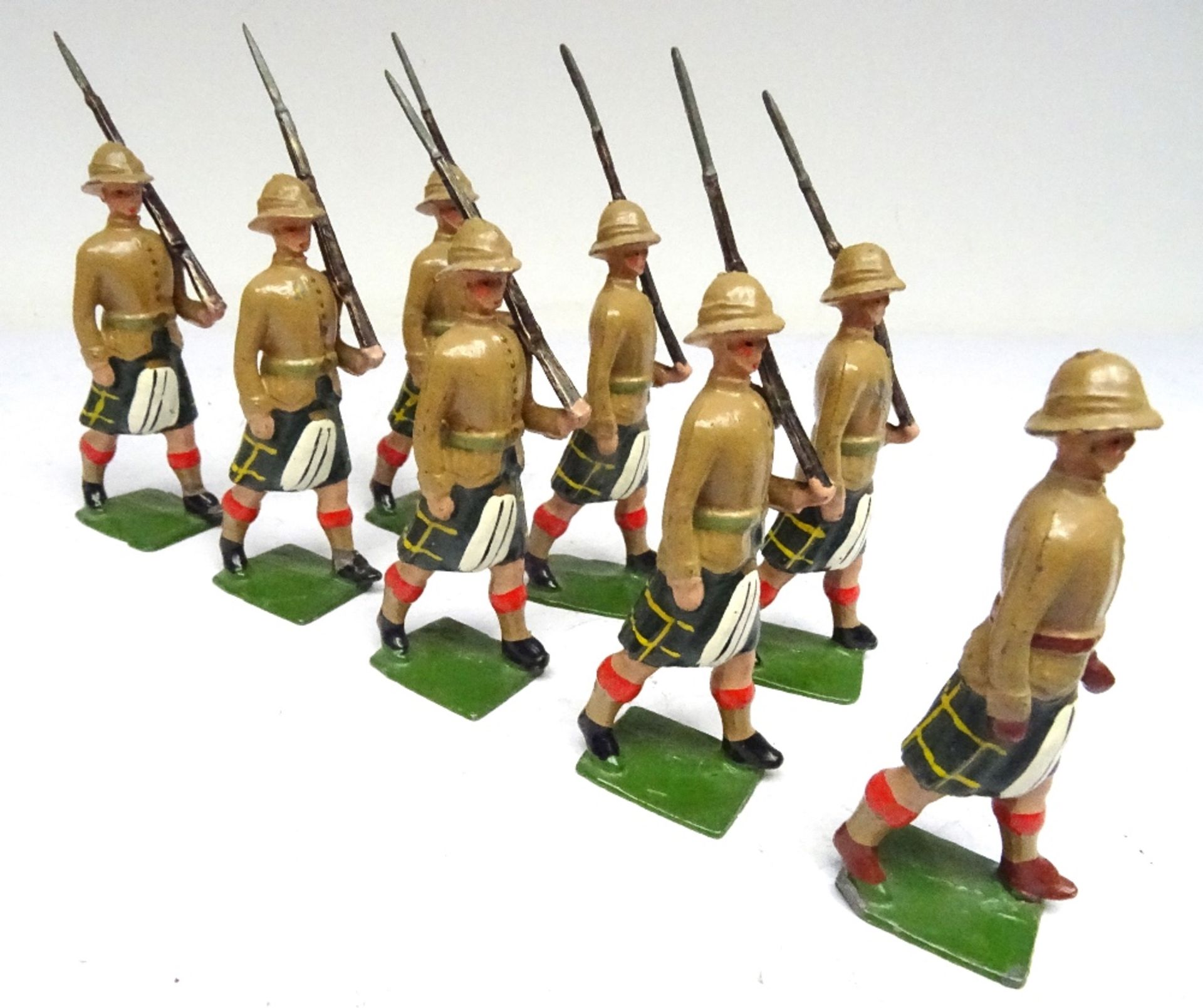 Britains set 114, Cameron Highlanders in service dress - Image 4 of 9