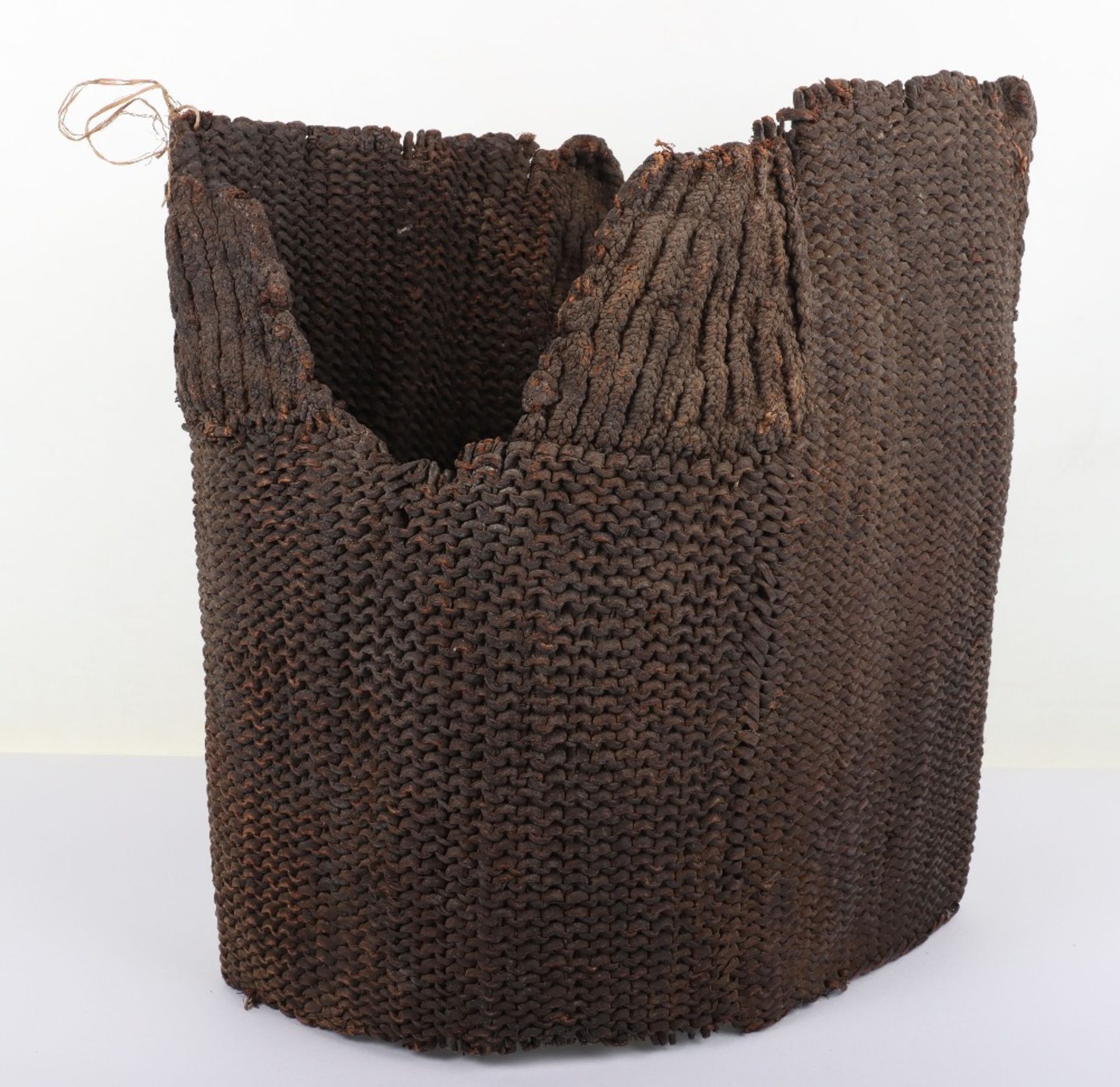 Rare Woven Coconut Fibre Body Armour from Kiribati, Oceania, Probably 18th or Early 19th Century - Bild 4 aus 4