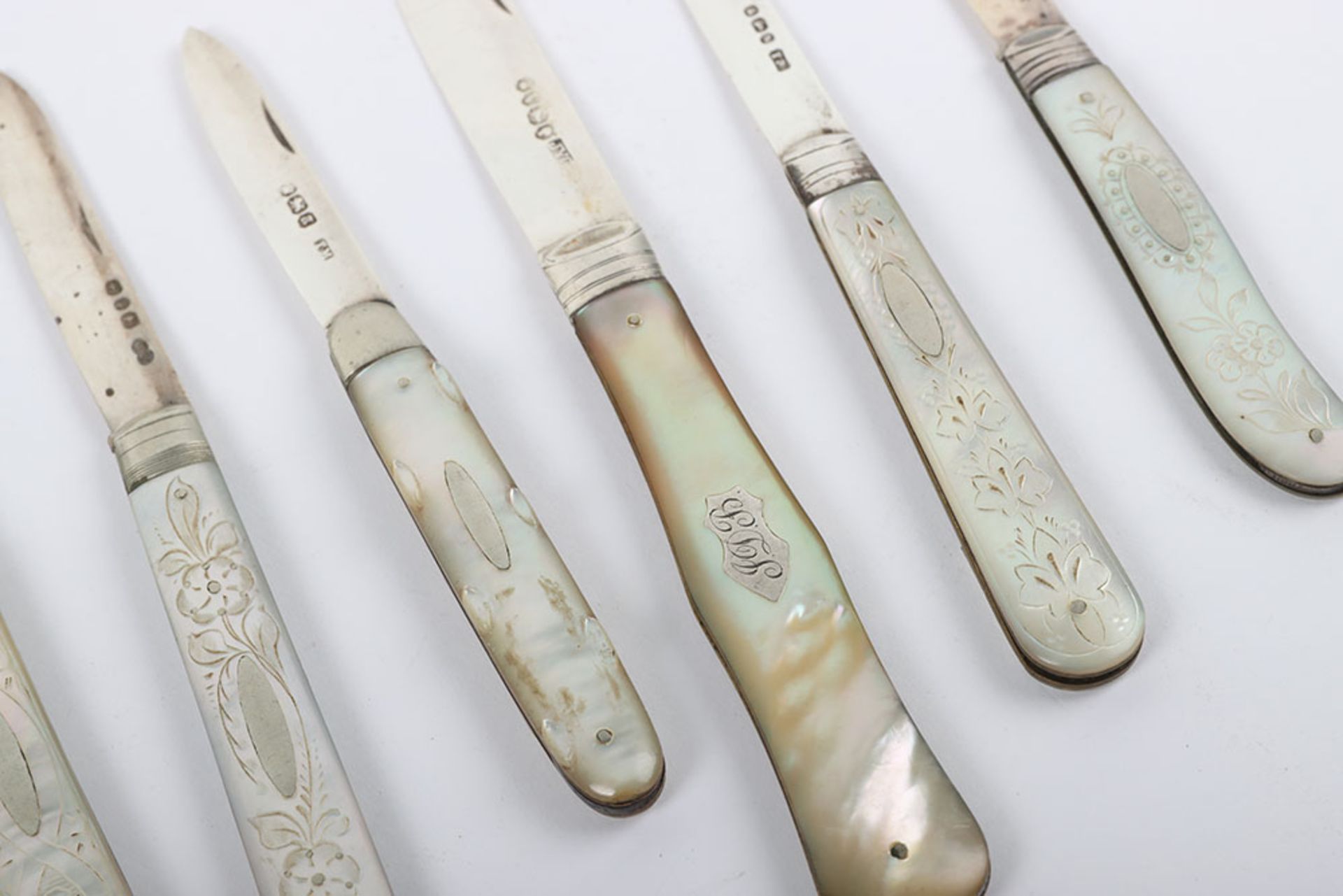 Twenty Victorian silver and mother of pearl folding fruit knives - Image 12 of 13