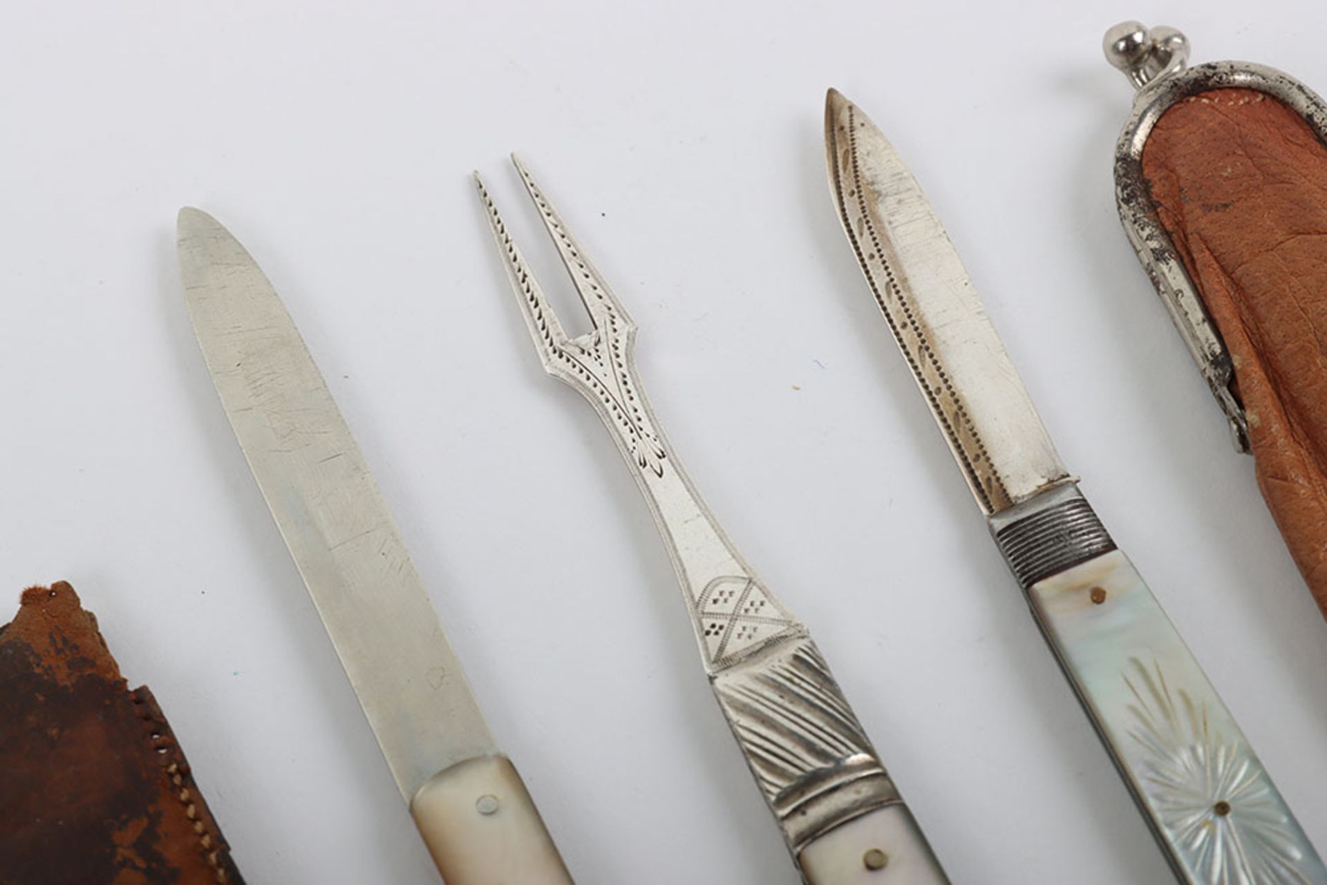 Two folding Georgian mother of pearl silver forks and five folding knives with covers - Image 10 of 10