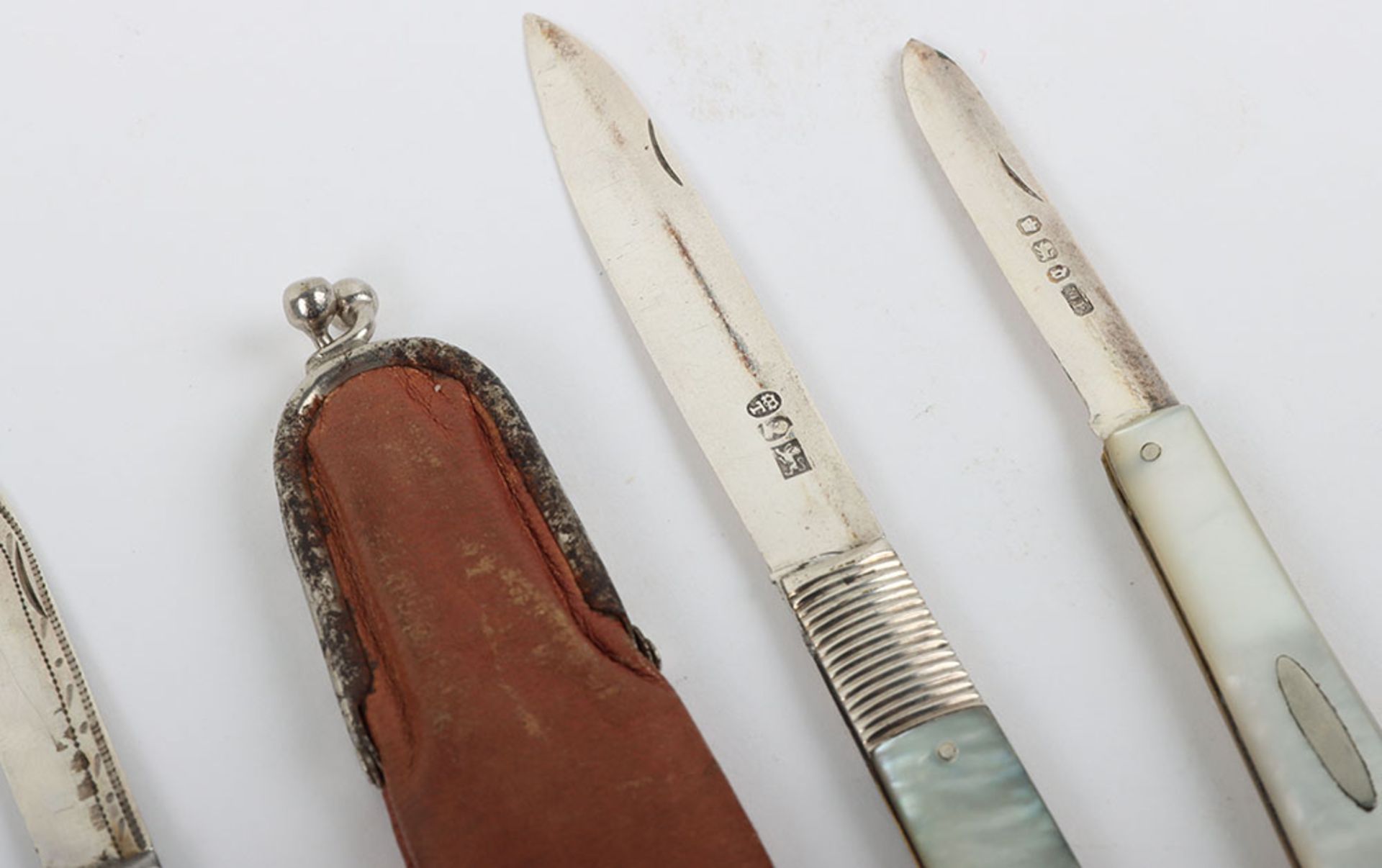Two folding Georgian mother of pearl silver forks and five folding knives with covers - Image 5 of 10