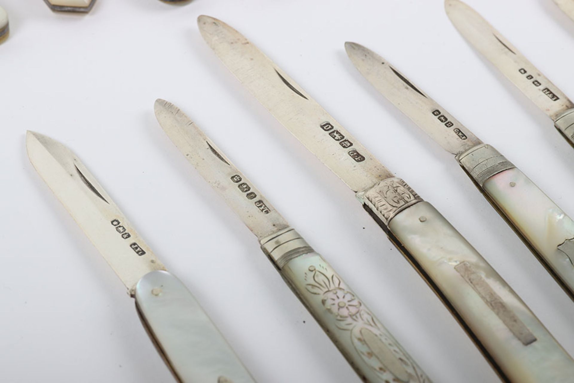 Twenty early 20th century silver and mother of pearl folding fruit knives - Image 3 of 10