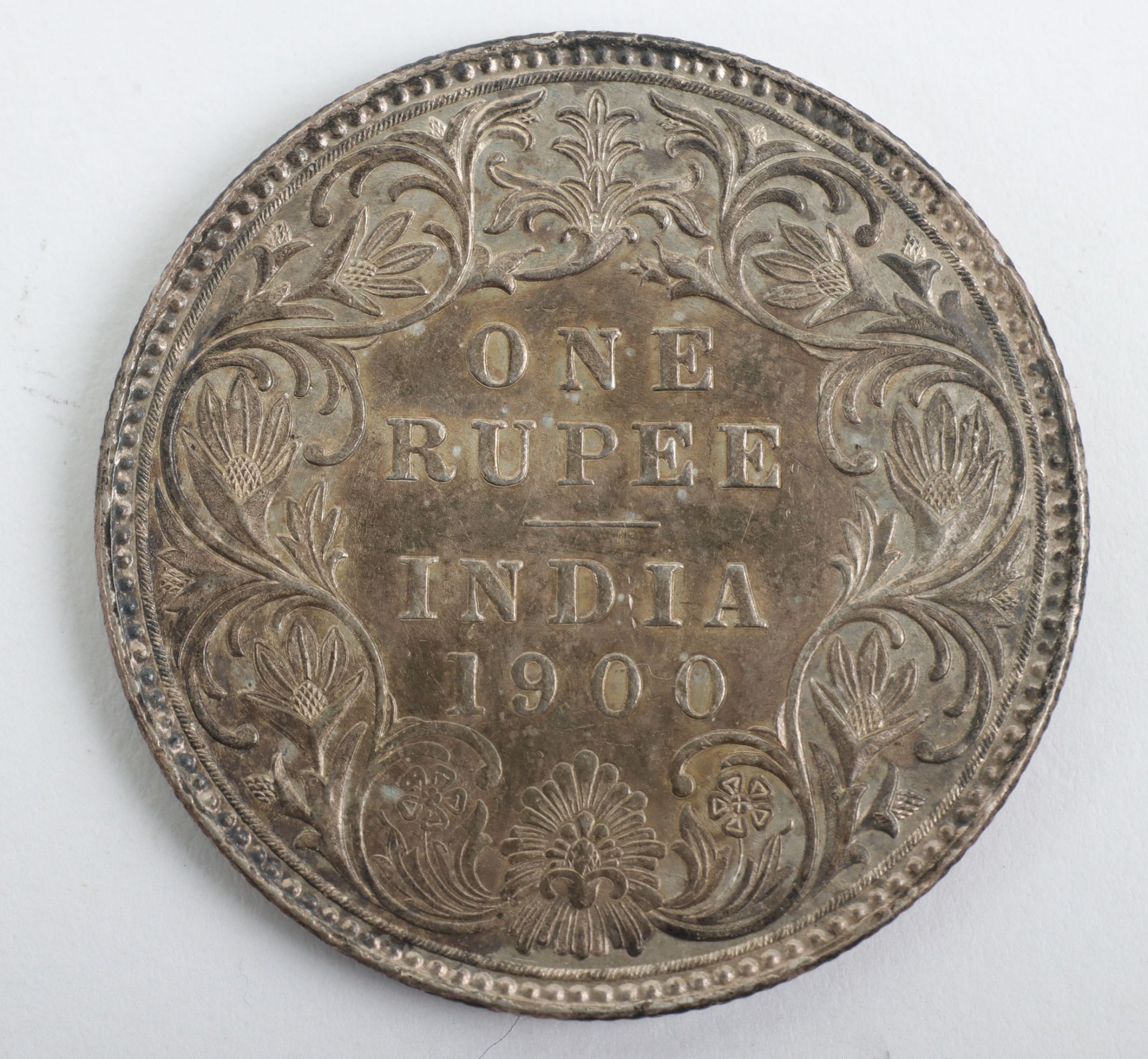 British India, Victoria (1837-1901), One Rupee, 1900, Bombay Mint - Image 2 of 2