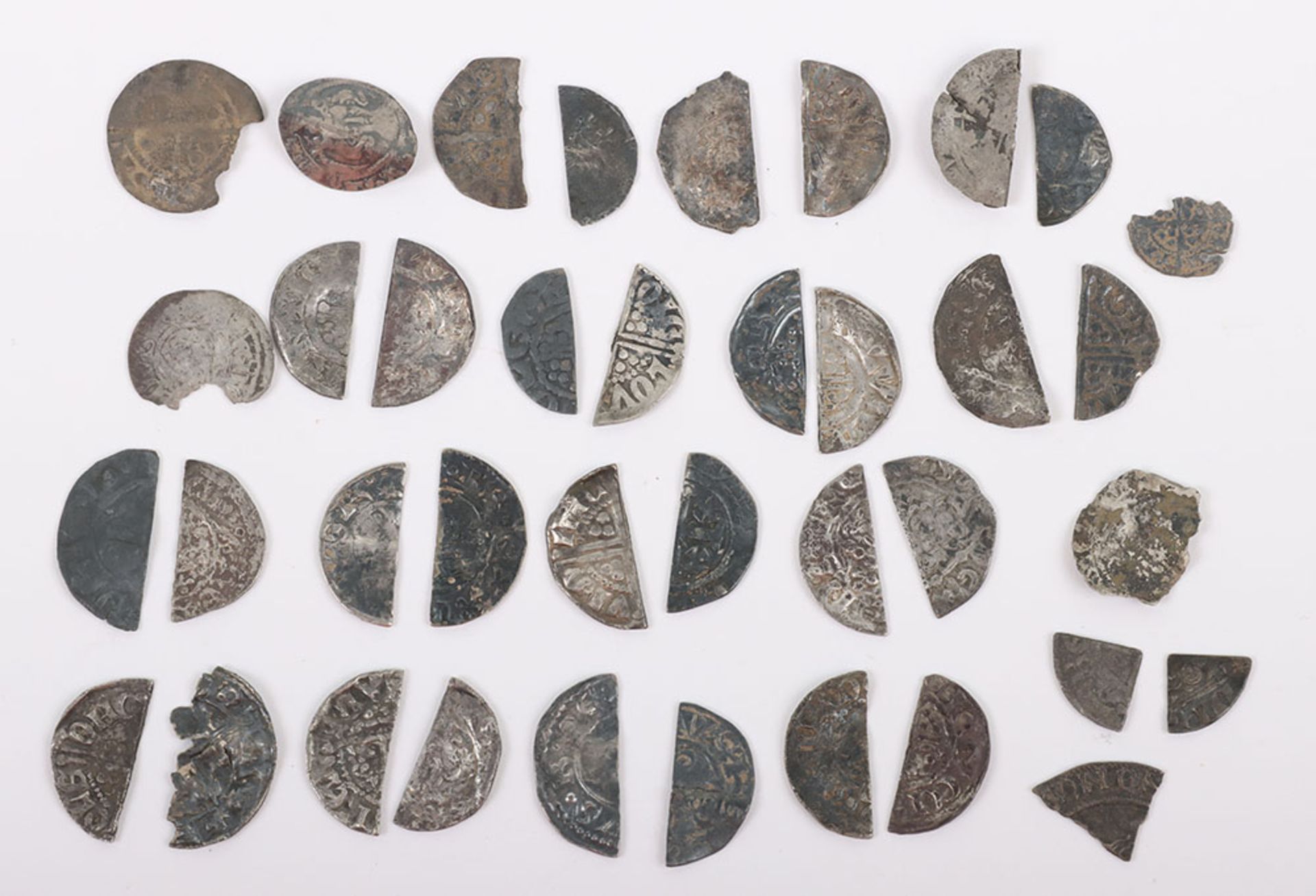 A large selection of hammered cut and fragment pennies and halfpennies - Bild 2 aus 2