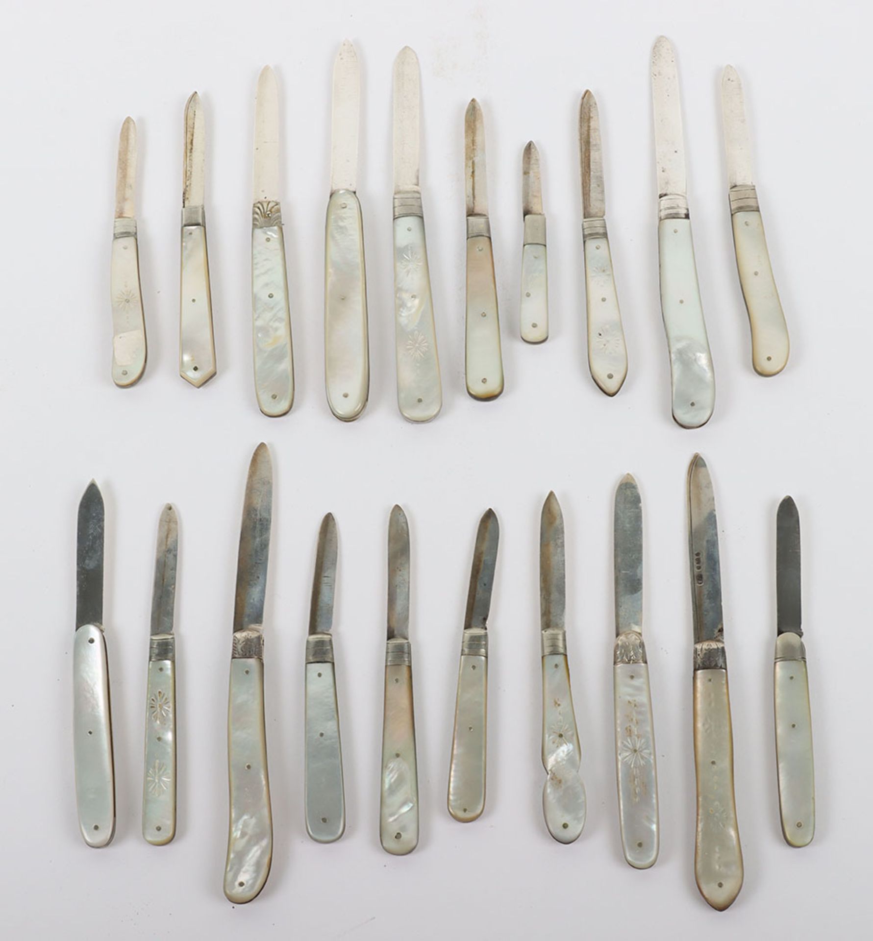 Twenty early 20th century silver and mother of pearl folding fruit knives - Image 9 of 10