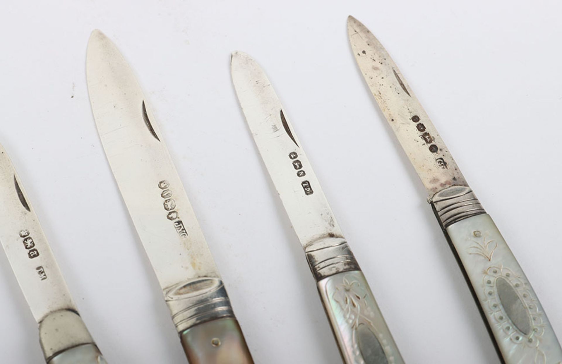 Twenty Victorian silver and mother of pearl folding fruit knives - Image 5 of 13