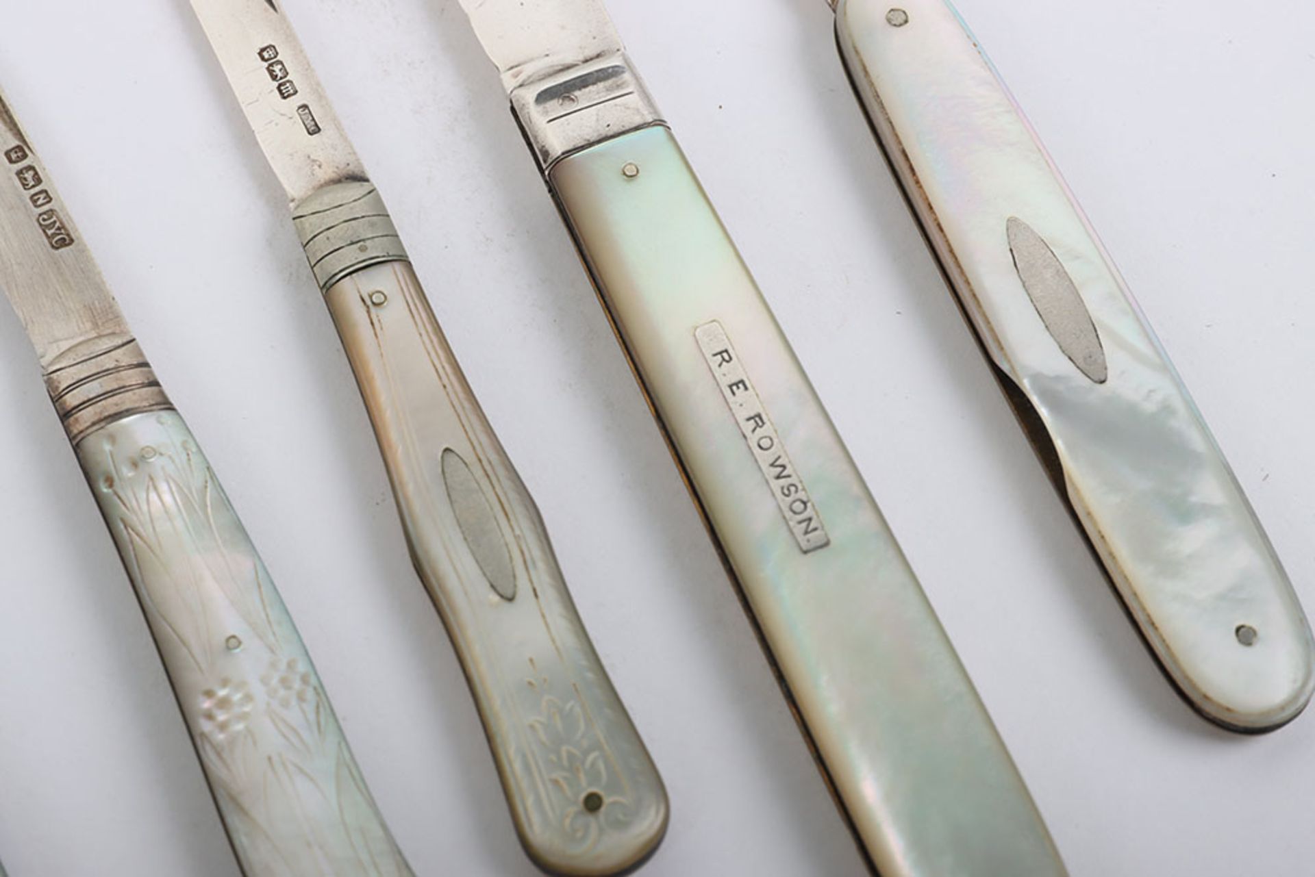 Twenty Victorian silver and mother of pearl folding fruit knives - Image 10 of 13