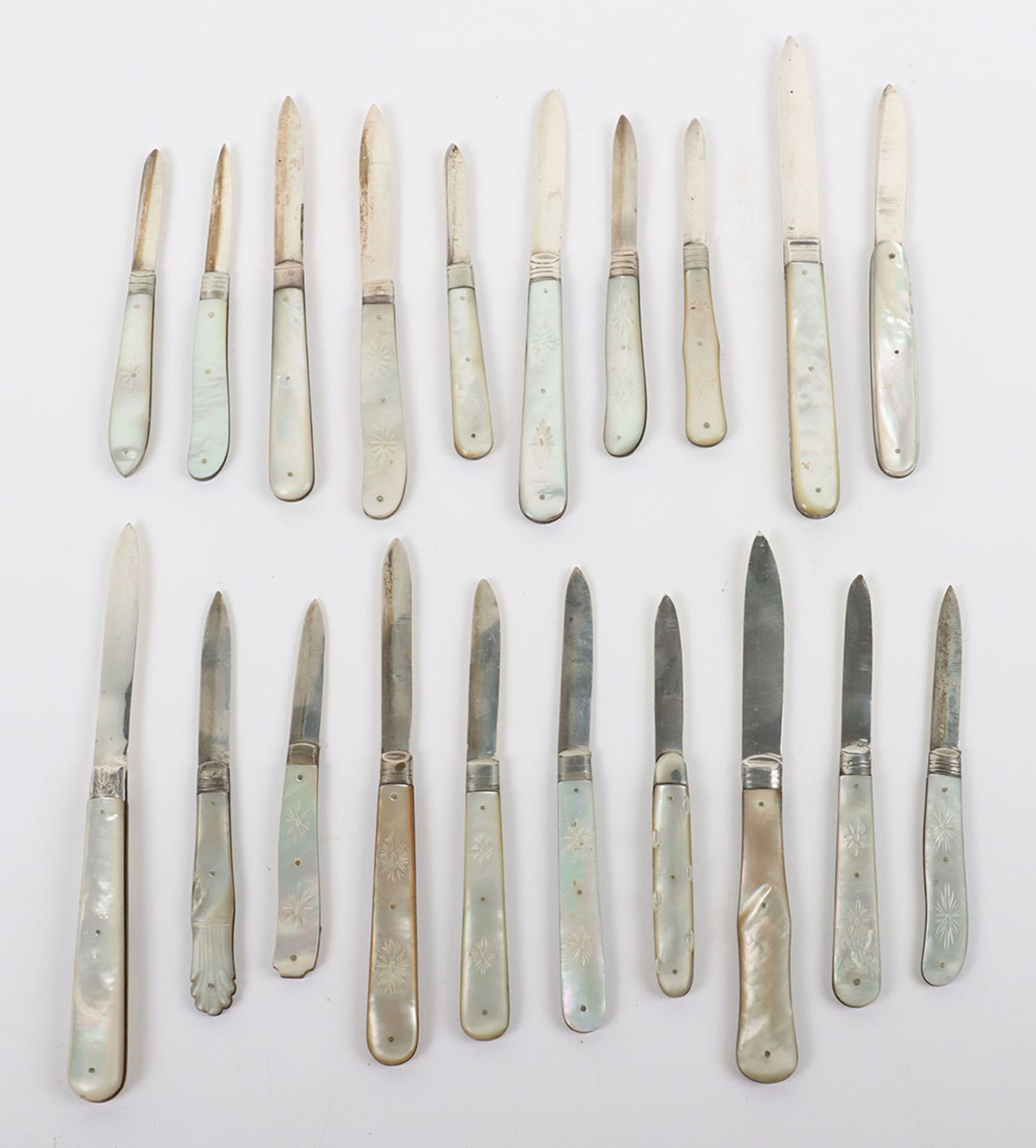 Twenty Victorian silver and mother of pearl folding fruit knives - Image 13 of 13