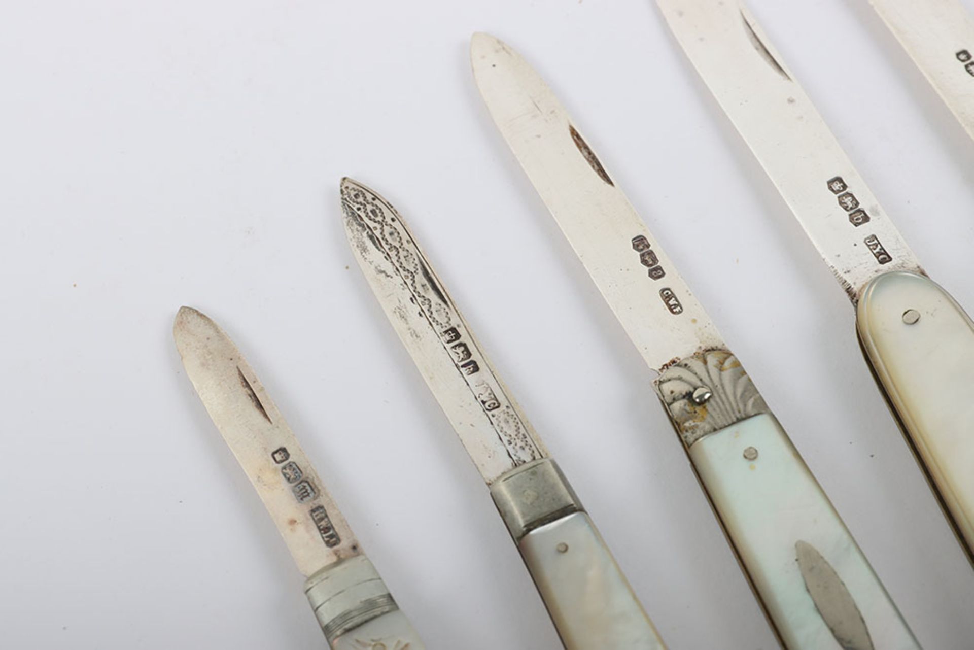 Twenty early 20th century silver and mother of pearl folding fruit knives - Image 6 of 10
