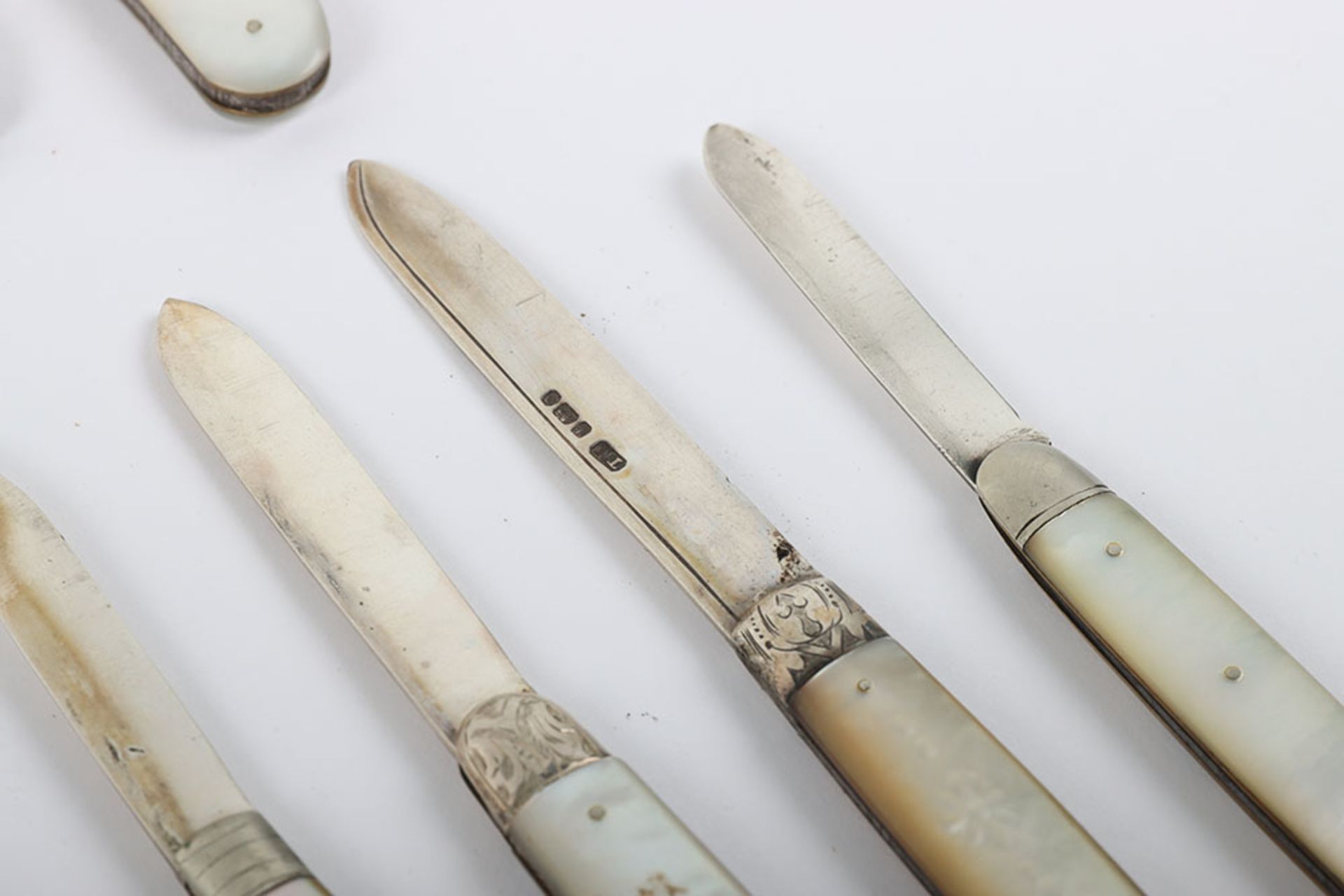 Twenty early 20th century silver and mother of pearl folding fruit knives - Image 10 of 10