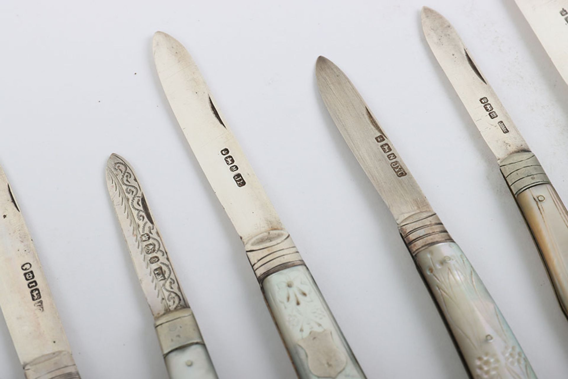 Twenty Victorian silver and mother of pearl folding fruit knives - Image 7 of 13