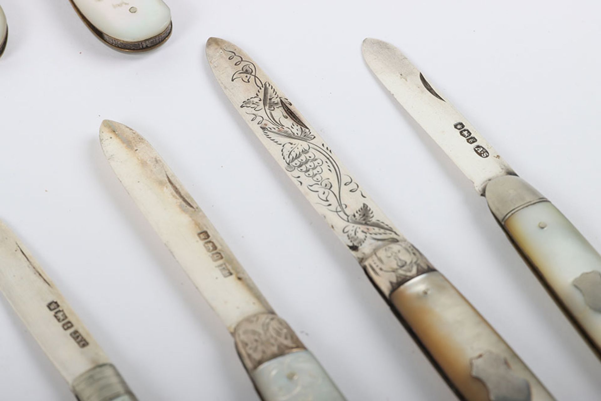 Twenty early 20th century silver and mother of pearl folding fruit knives - Image 5 of 10