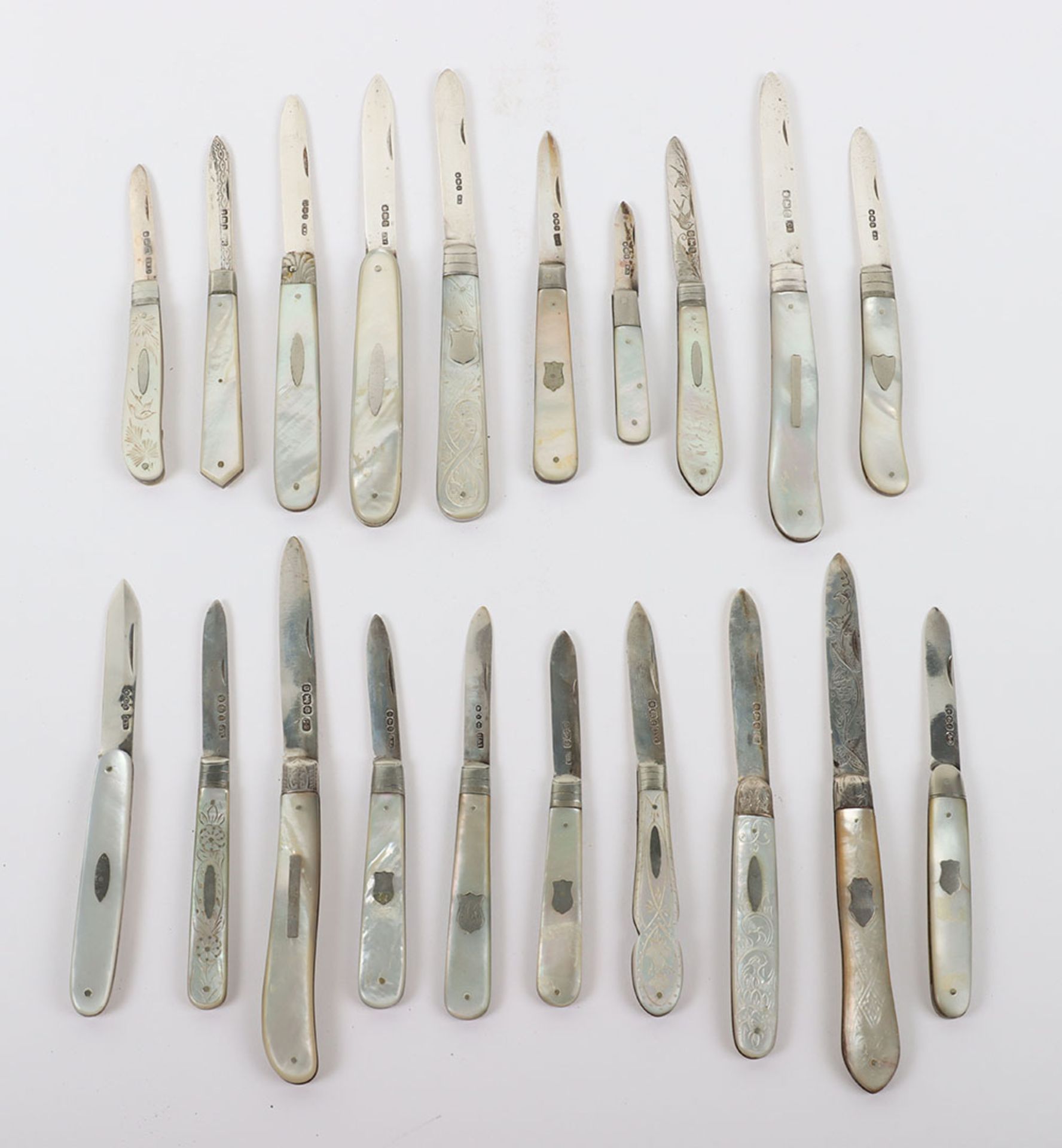 Twenty early 20th century silver and mother of pearl folding fruit knives - Image 2 of 10