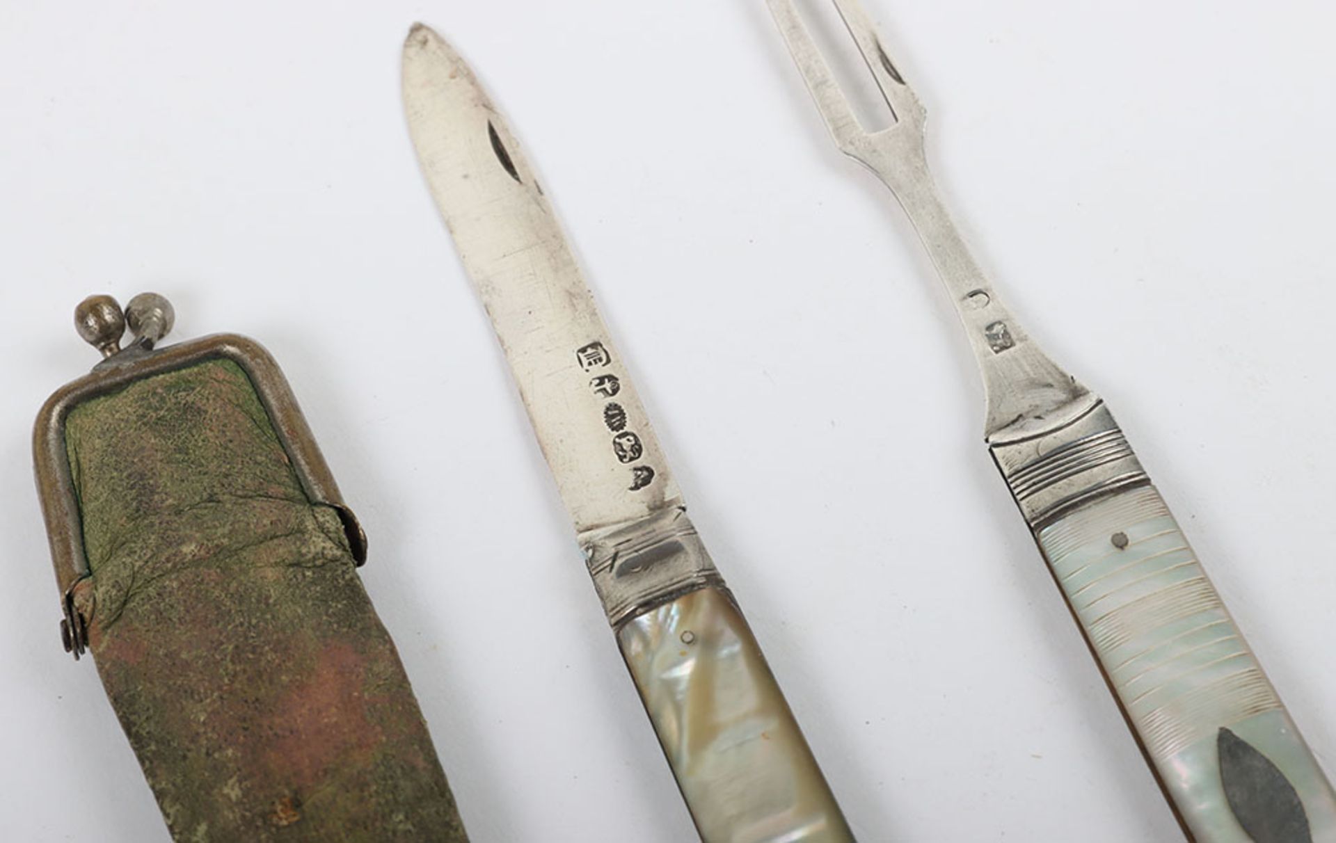 Two folding Georgian mother of pearl silver forks and five folding knives with covers - Image 4 of 10