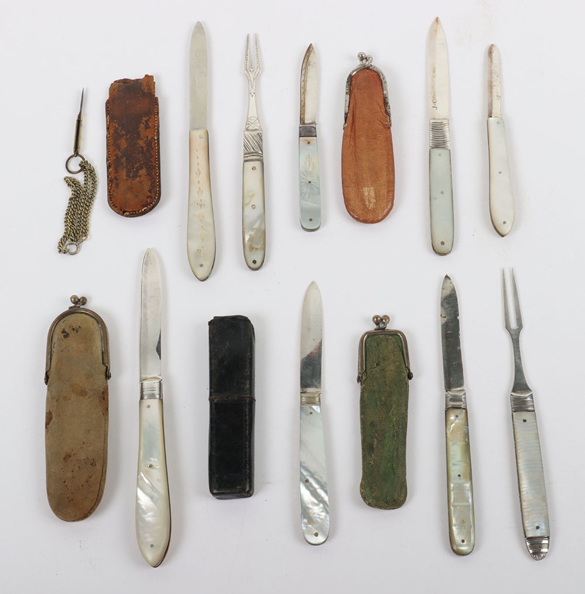 Two folding Georgian mother of pearl silver forks and five folding knives with covers - Image 8 of 10