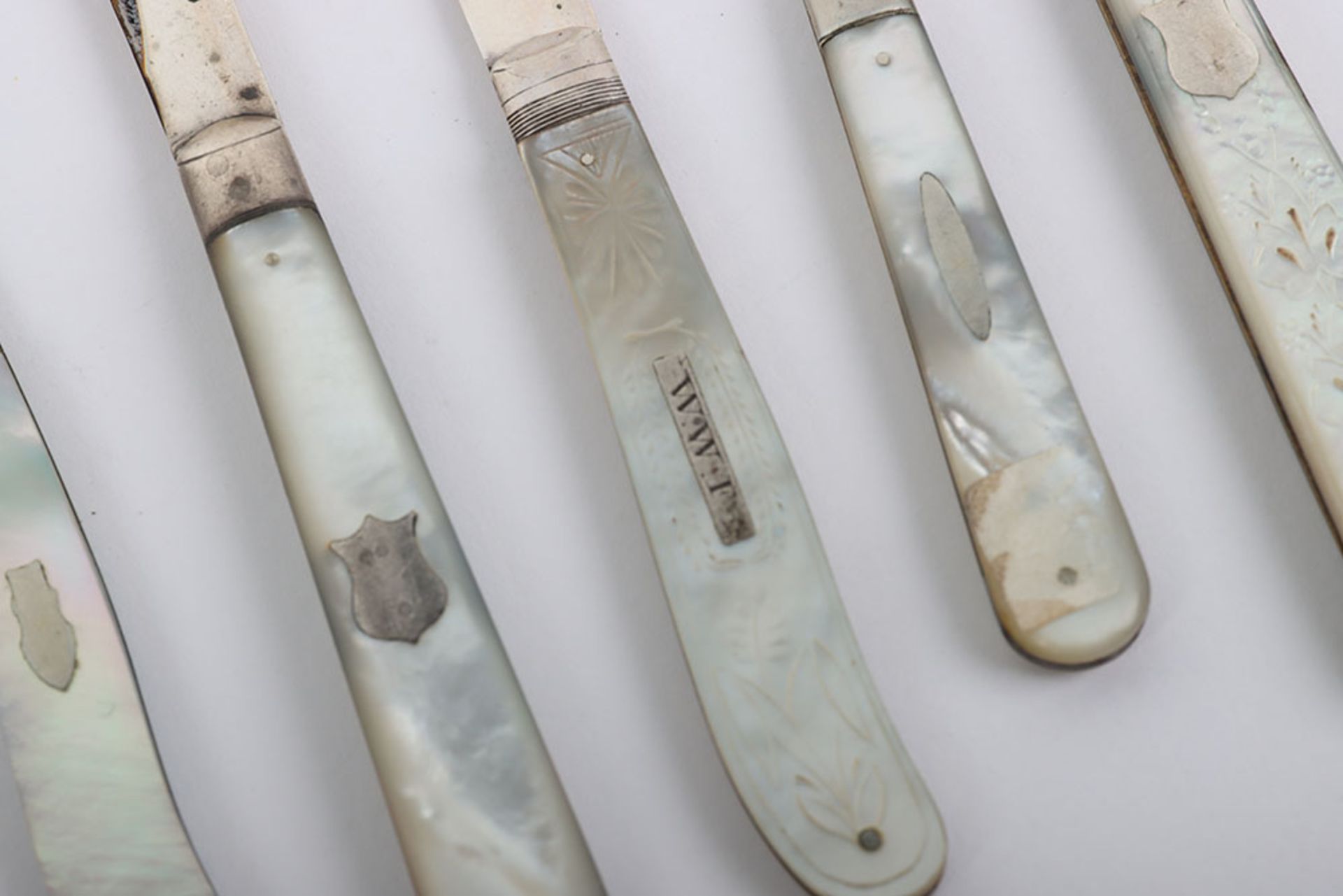 Twenty Victorian silver and mother of pearl folding fruit knives - Image 9 of 13