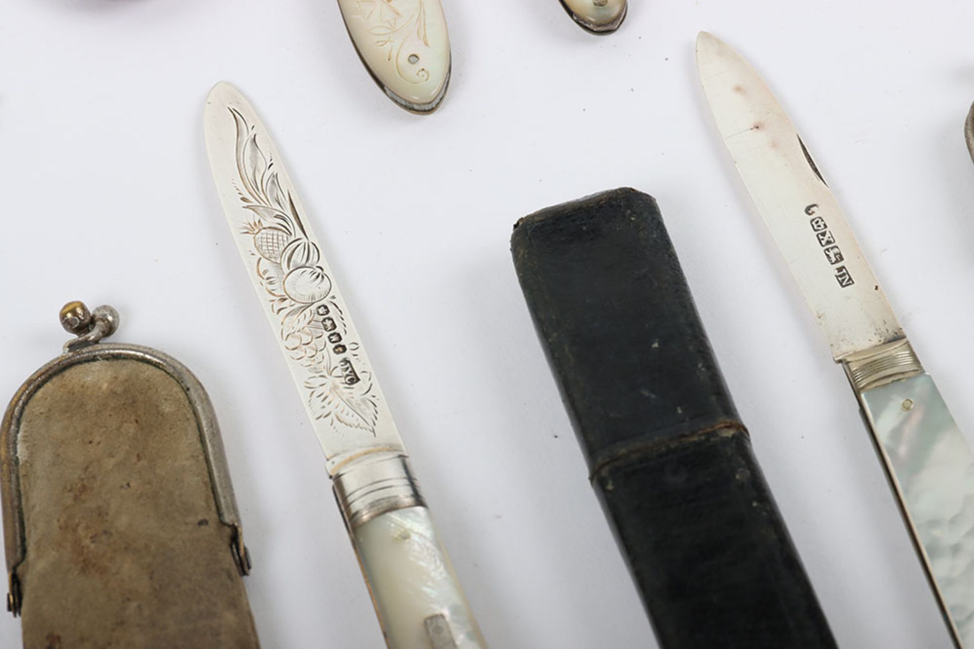 Two folding Georgian mother of pearl silver forks and five folding knives with covers - Image 3 of 10