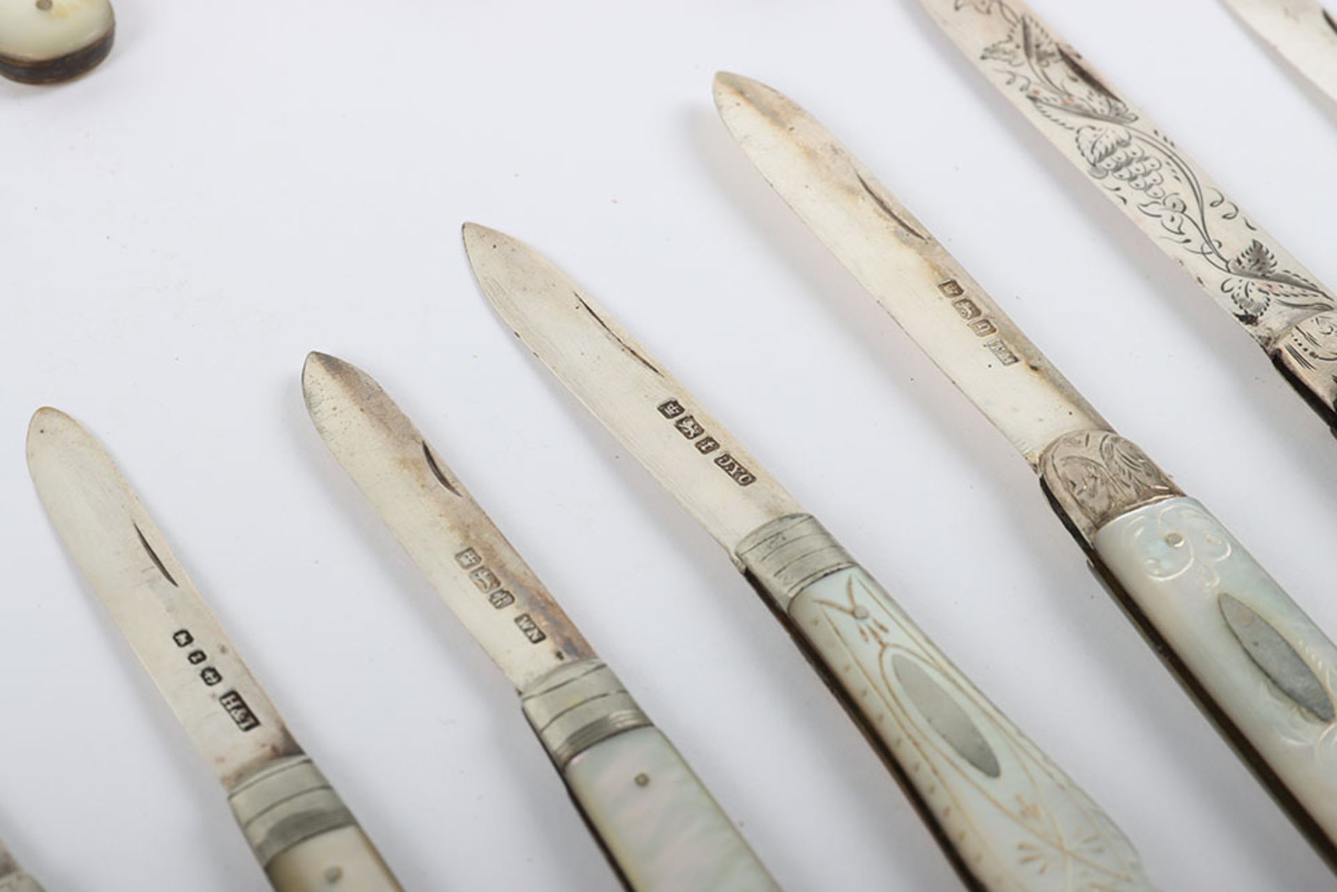 Twenty early 20th century silver and mother of pearl folding fruit knives - Image 4 of 10