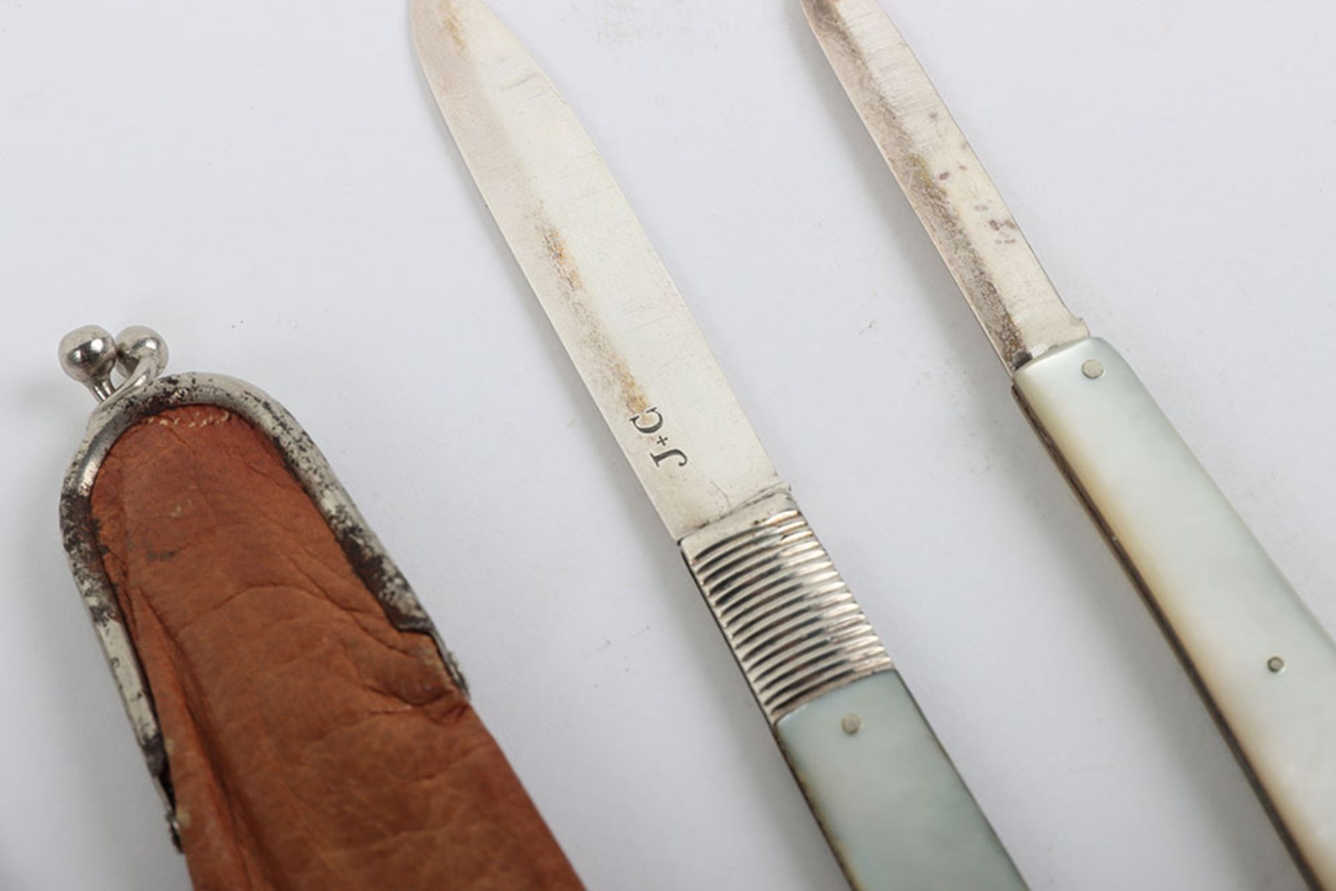 Two folding Georgian mother of pearl silver forks and five folding knives with covers - Image 9 of 10