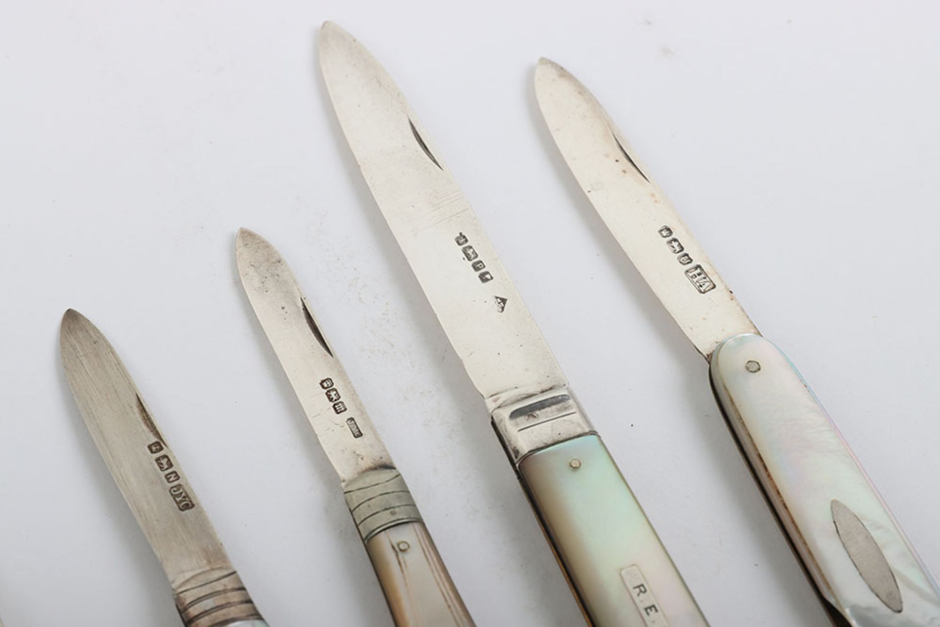 Twenty Victorian silver and mother of pearl folding fruit knives - Image 8 of 13