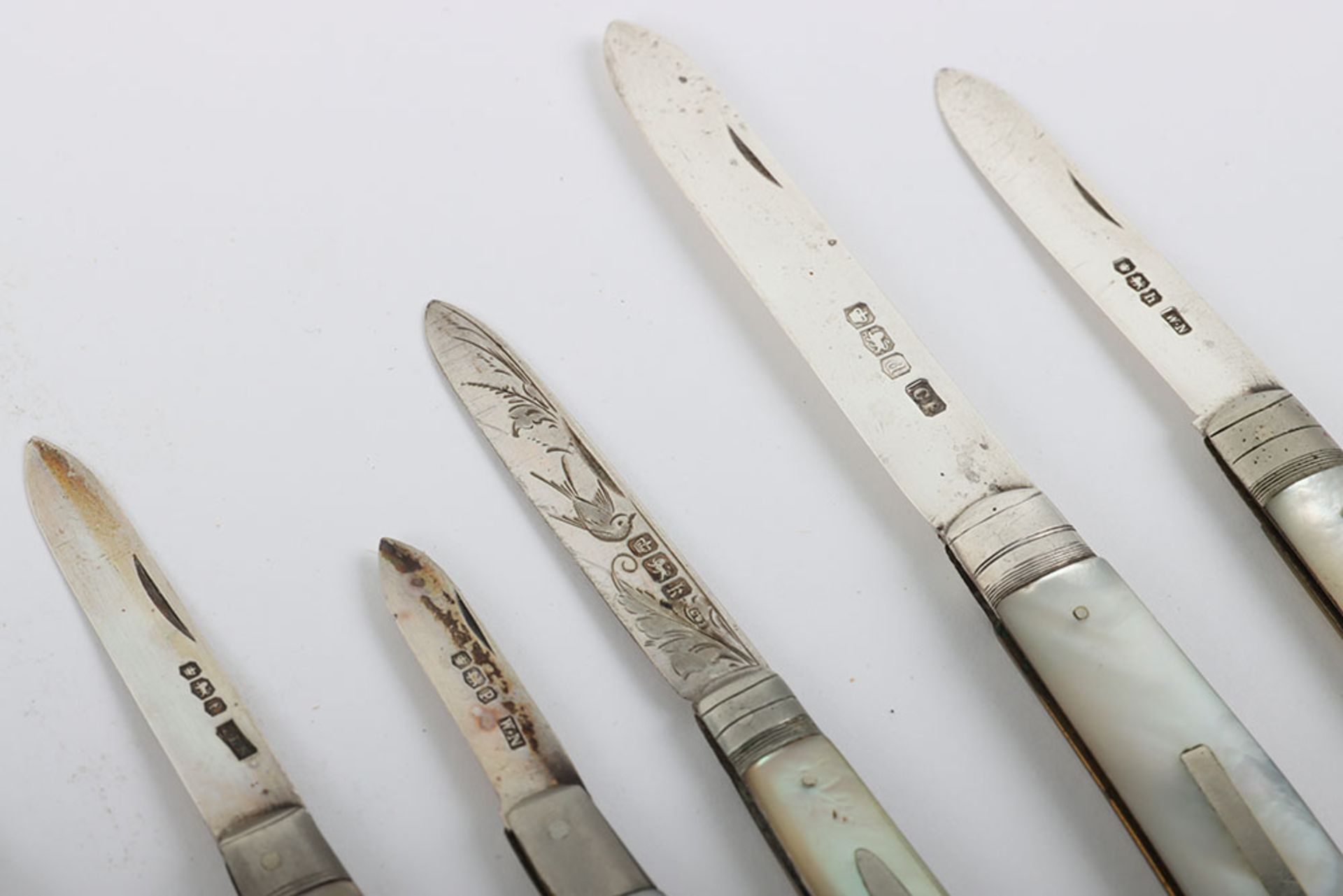 Twenty early 20th century silver and mother of pearl folding fruit knives - Image 8 of 10