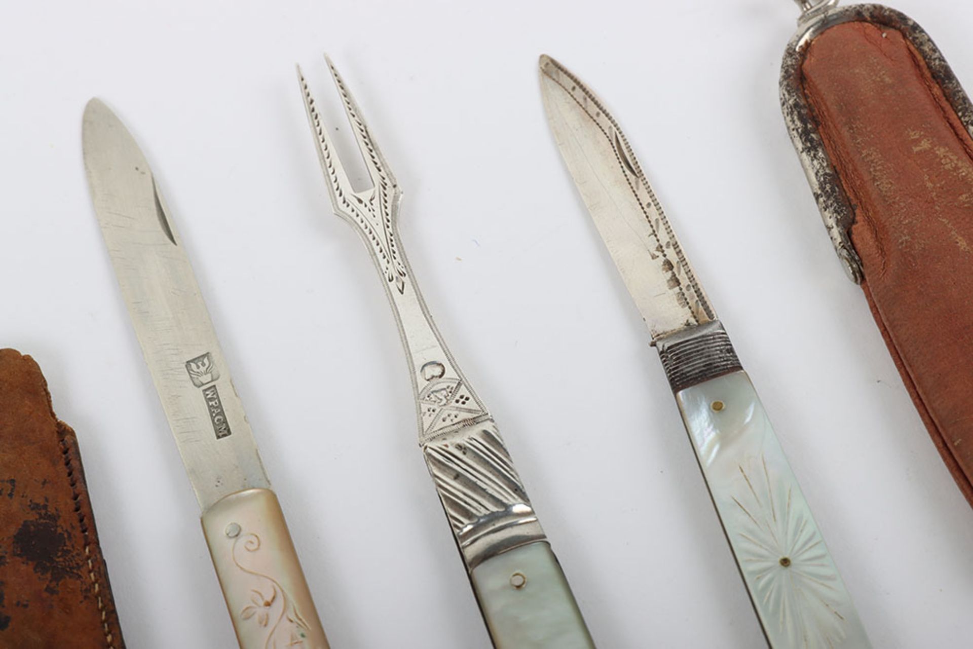 Two folding Georgian mother of pearl silver forks and five folding knives with covers - Image 6 of 10