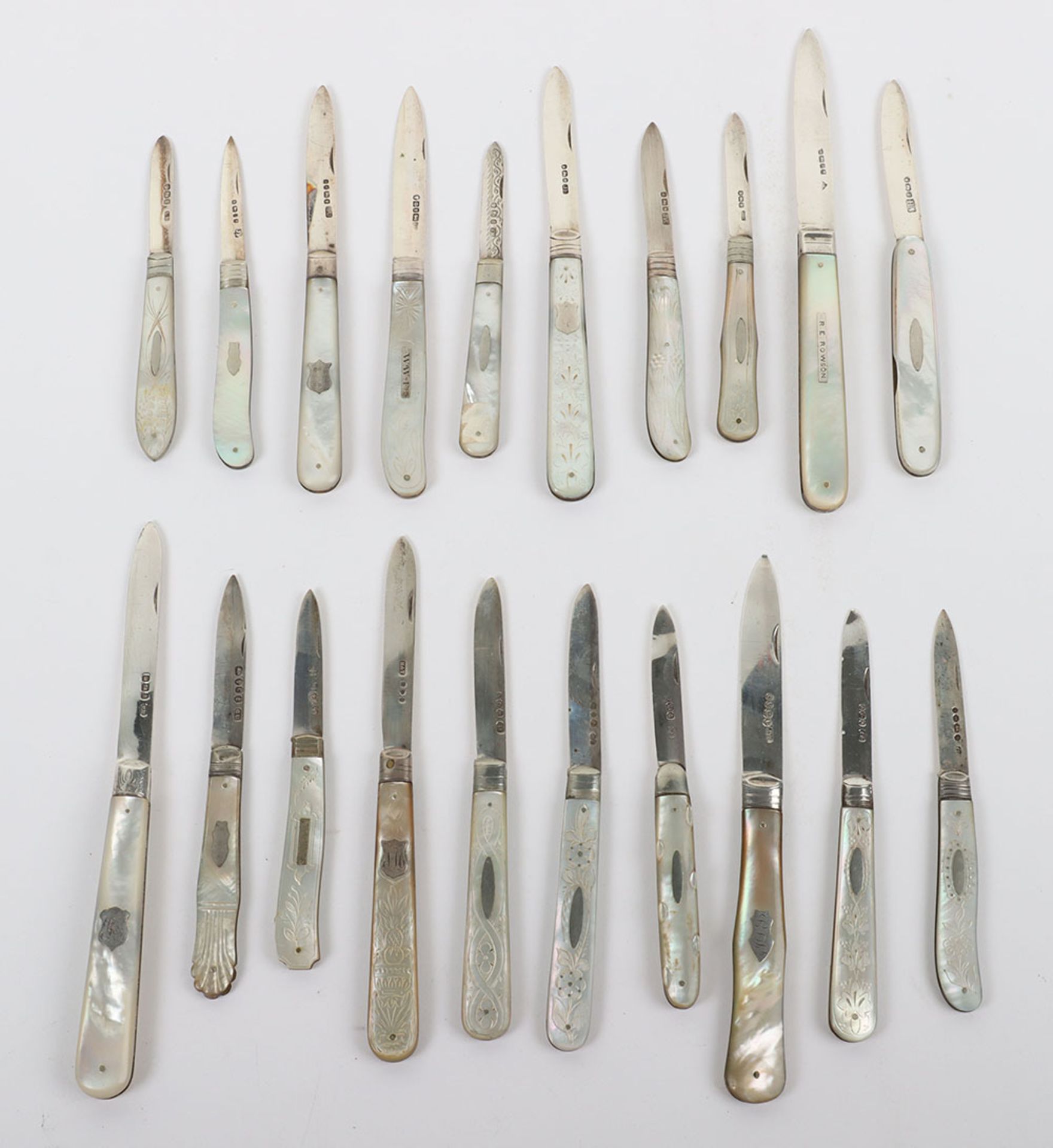 Twenty Victorian silver and mother of pearl folding fruit knives - Image 2 of 13