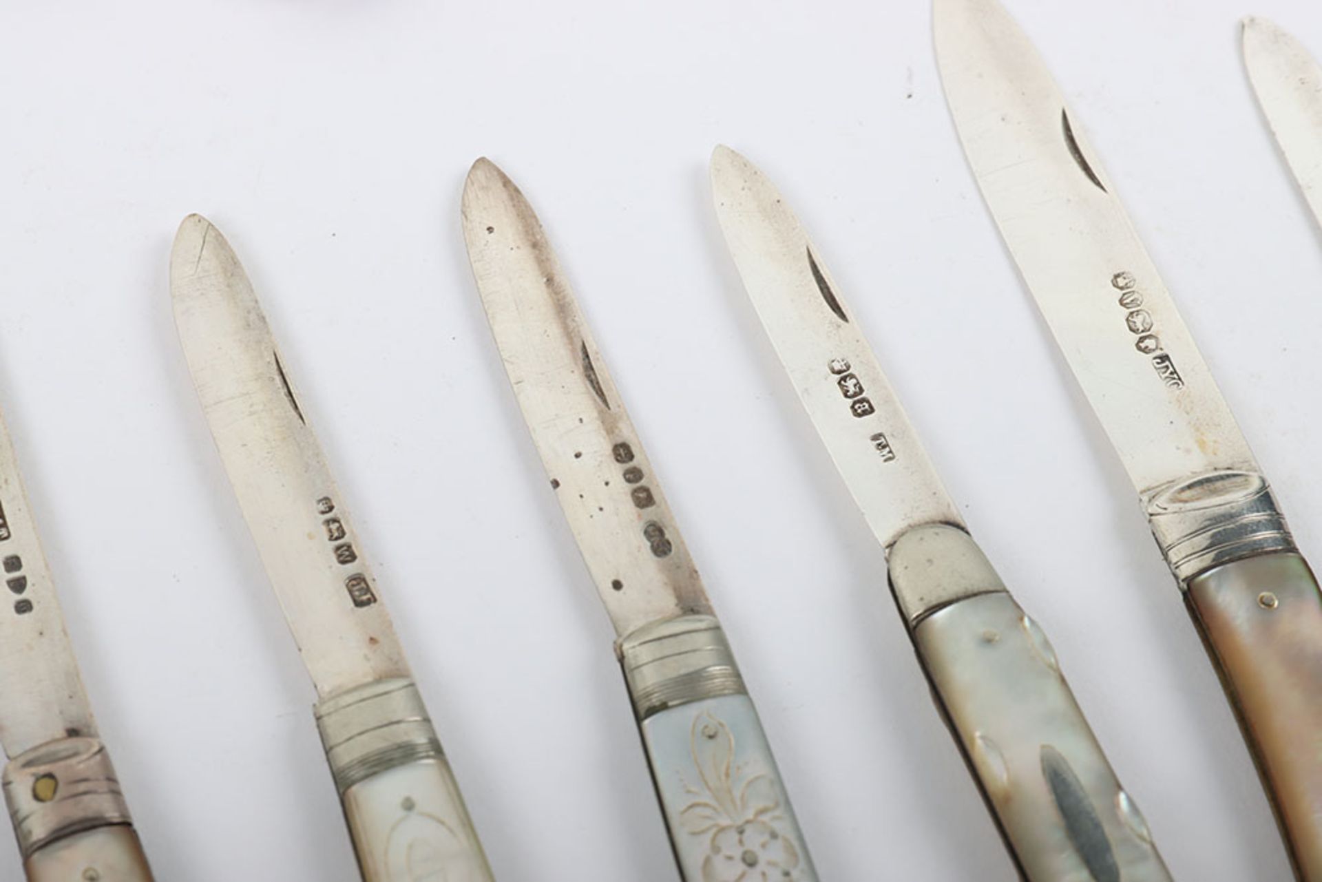 Twenty Victorian silver and mother of pearl folding fruit knives - Image 4 of 13