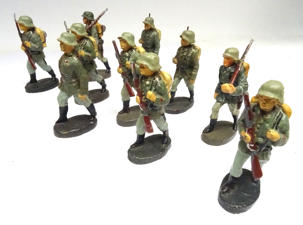 David Hawkins Collection Elastolin 70mm scale WWI German Army Infantry advancing - Image 2 of 6