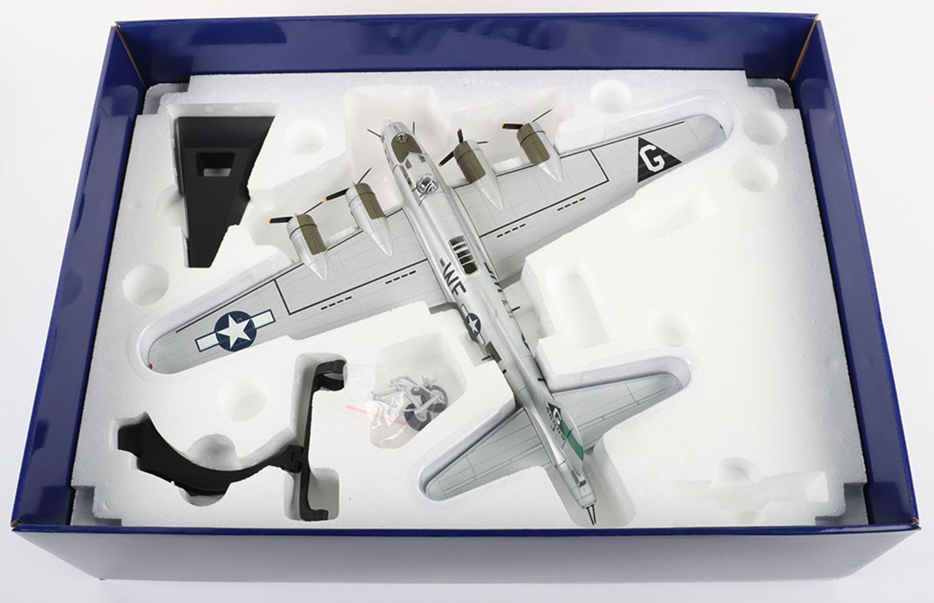 Corgi “The Aviation Archive” AA33318 Boeing B-17G Fortress boxed model - Image 6 of 6