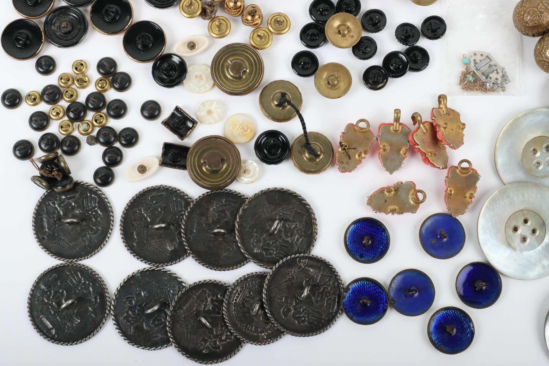 A good selection of dress buttons - Image 9 of 11