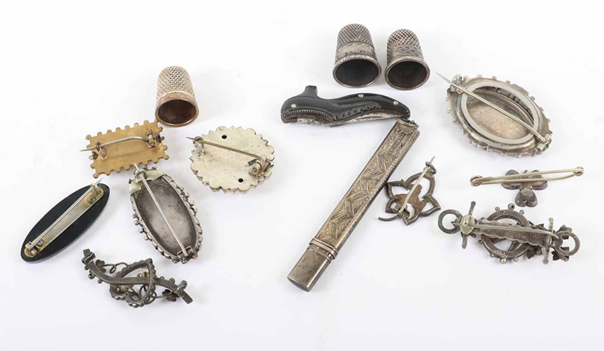 Mixed lot of brooches and silver thimbles - Image 4 of 5