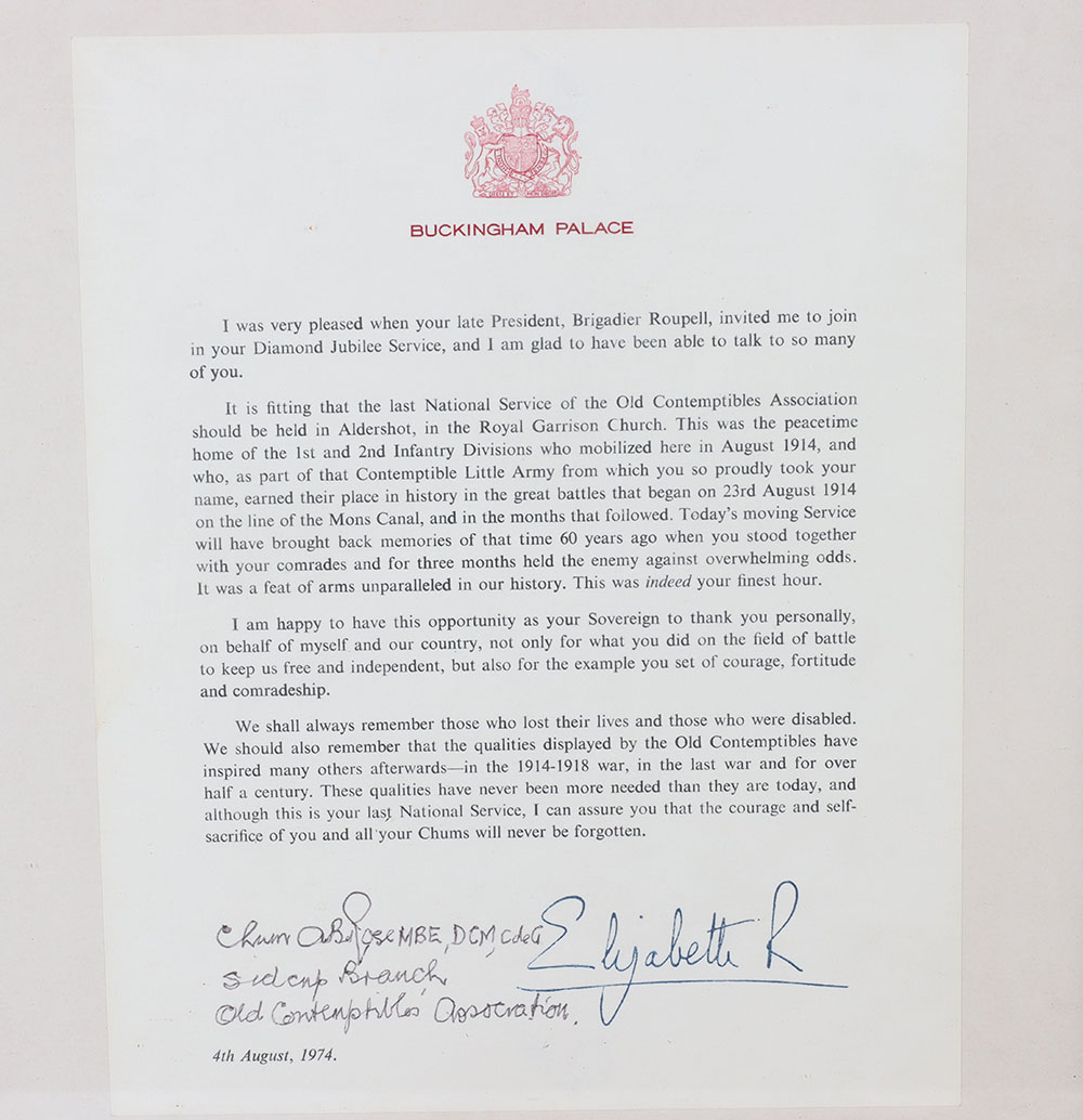 Mixed lot of ephemera and documents including a Queen Elizabeth II signed letter on Buckingham Palac - Image 2 of 8