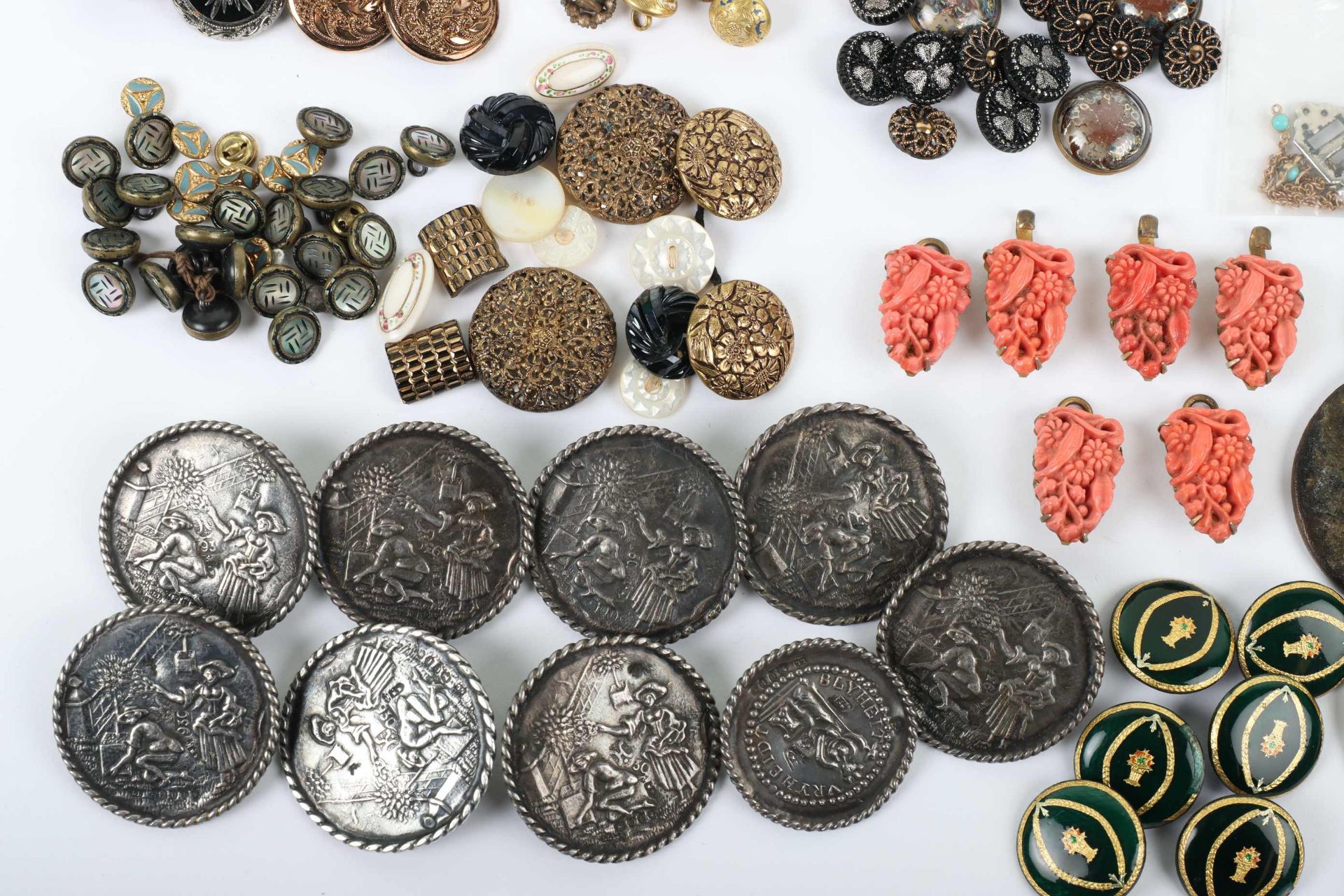 A good selection of dress buttons - Image 3 of 11