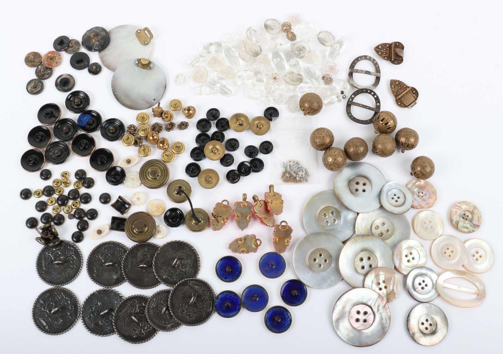 A good selection of dress buttons - Image 7 of 11