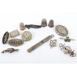 Mixed lot of brooches and silver thimbles