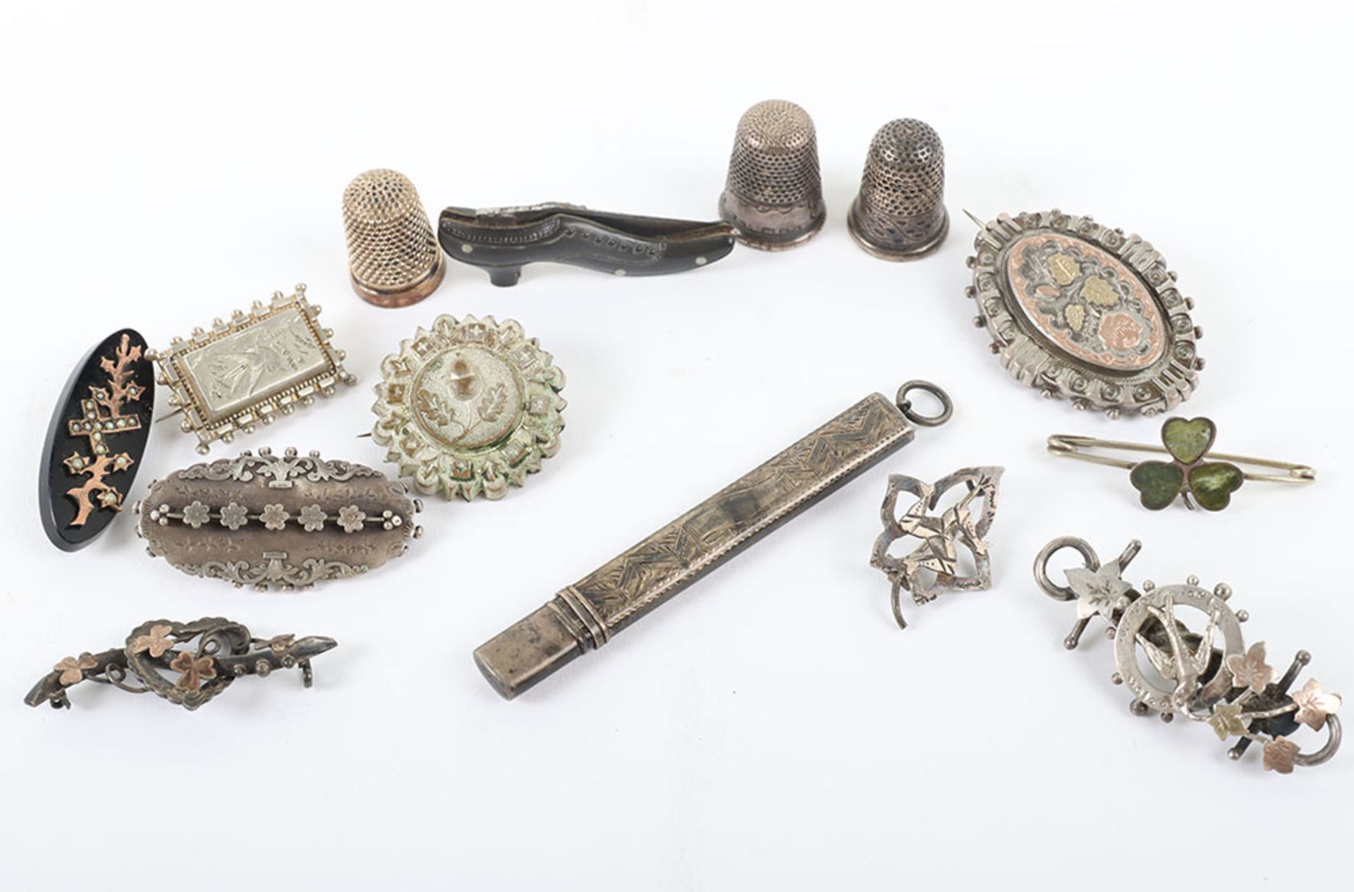 Mixed lot of brooches and silver thimbles