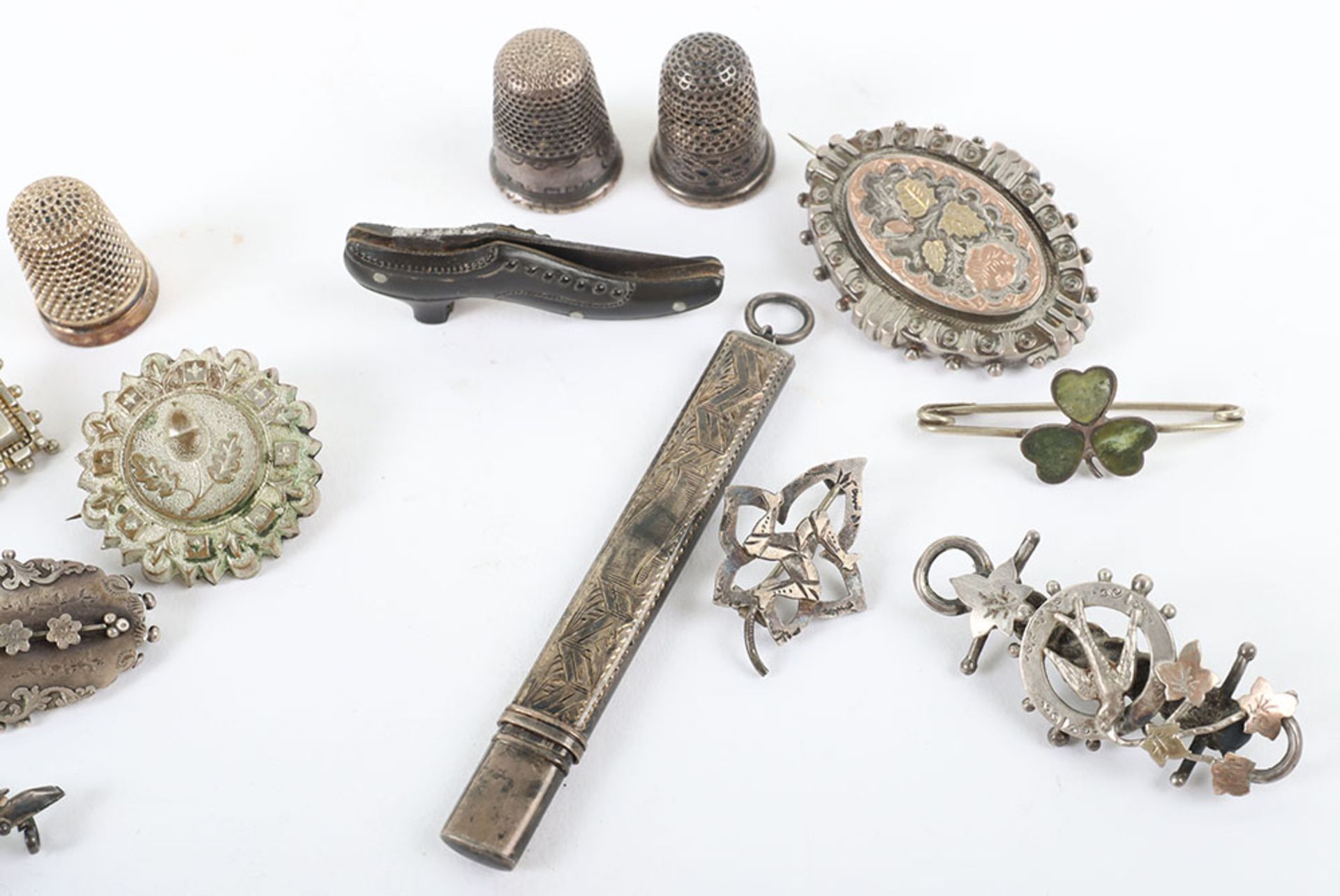 Mixed lot of brooches and silver thimbles - Image 3 of 5