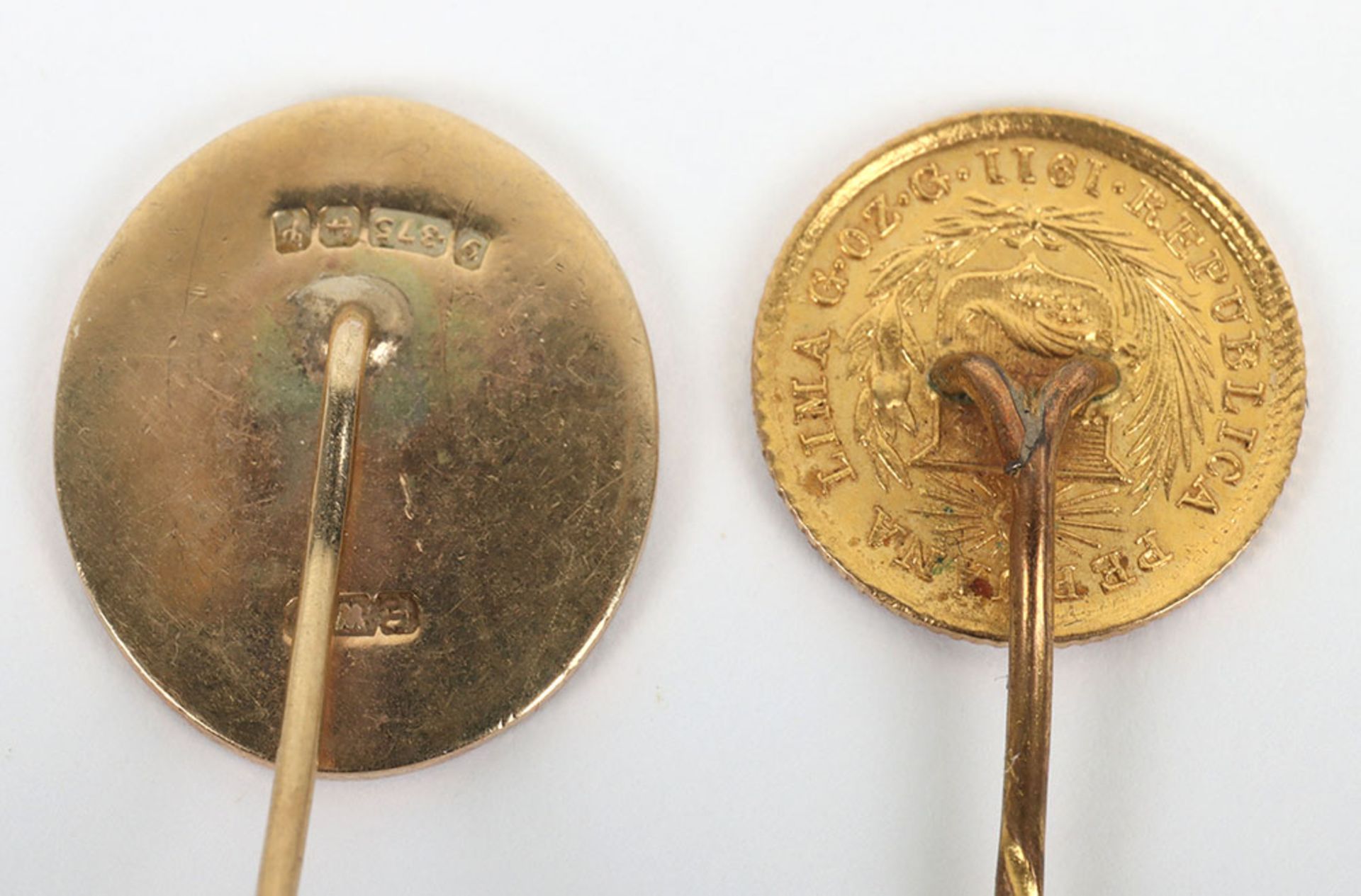 Two gold stick pins including a Peru 1911 1/5 Libra coin (.917) mounted on pin and a 9ct gold herald - Image 3 of 4