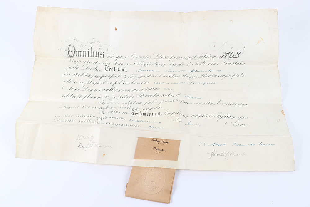 Mixed lot of ephemera and documents including a Queen Elizabeth II signed letter on Buckingham Palac - Image 7 of 8