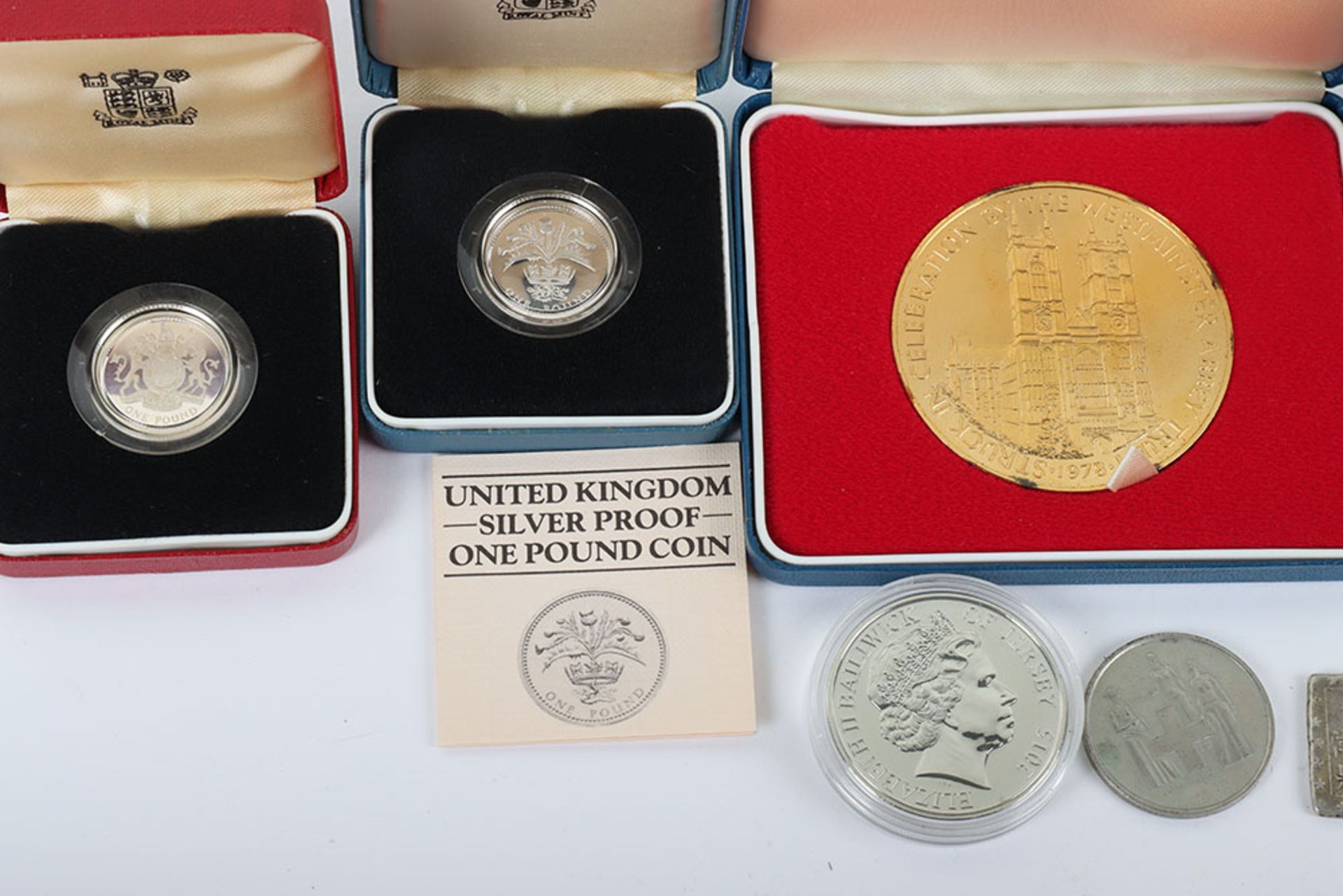 Various silver coinage including silver gilt medal for 25th Anniversary QEII (88.76g) - Bild 2 aus 5