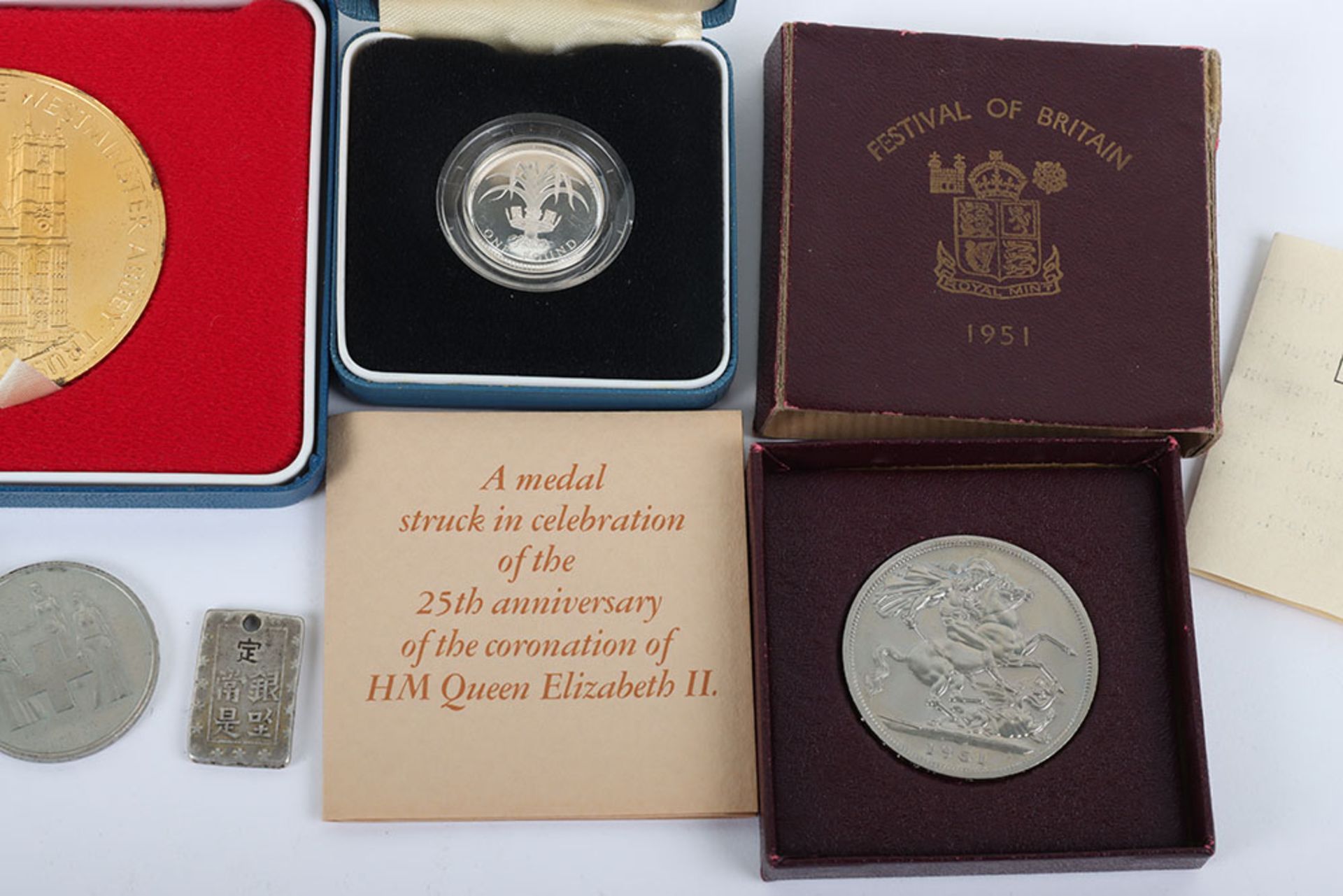 Various silver coinage including silver gilt medal for 25th Anniversary QEII (88.76g) - Bild 3 aus 5
